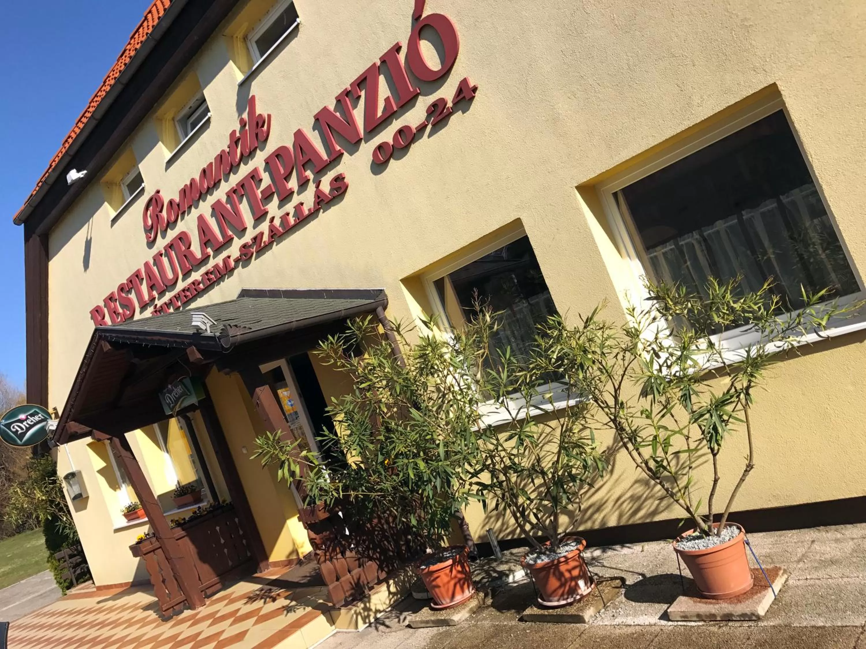 Property building in Romantik Étterem - Panzió