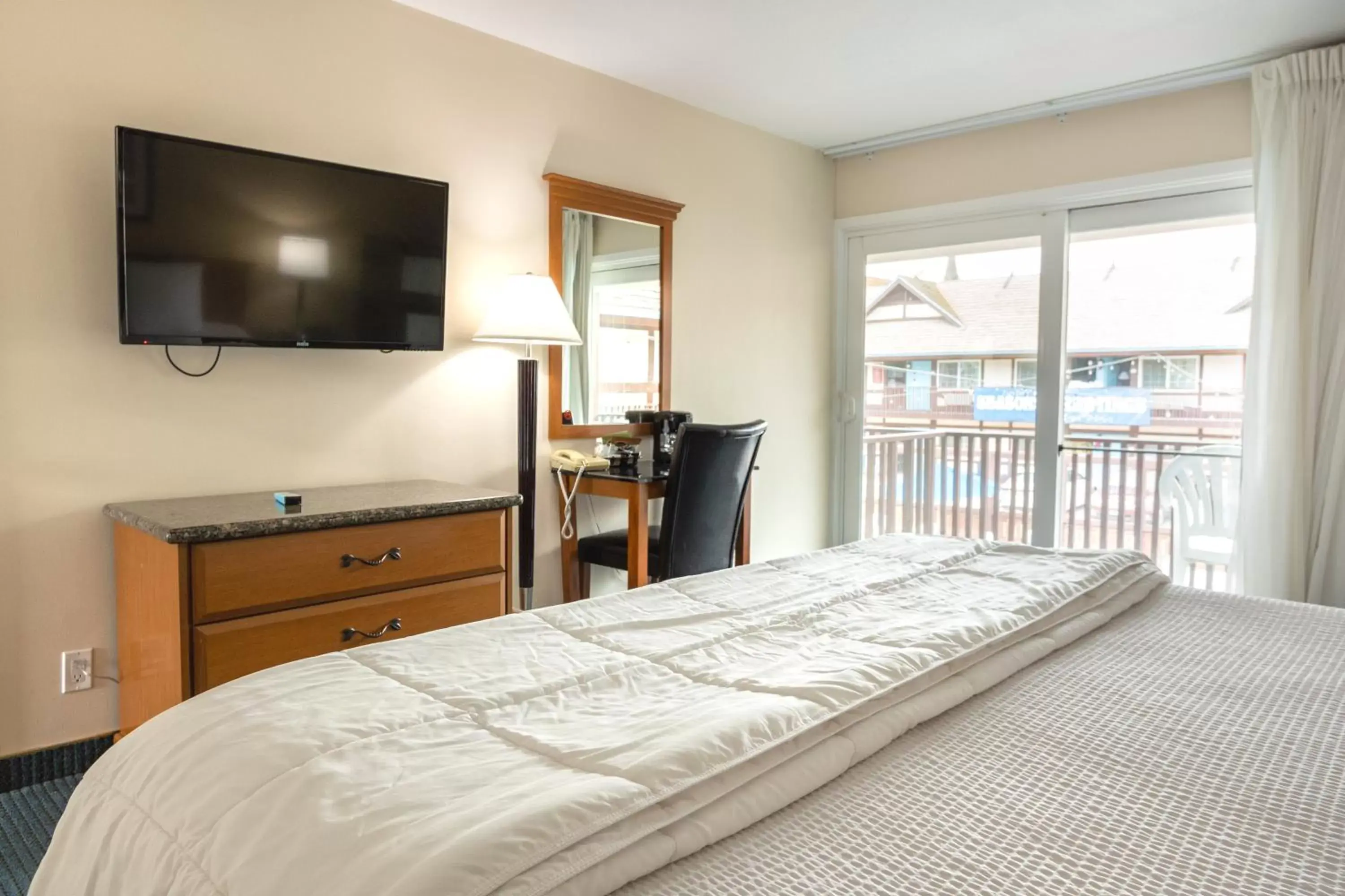 Pool view, Bed in King Frederik Inn