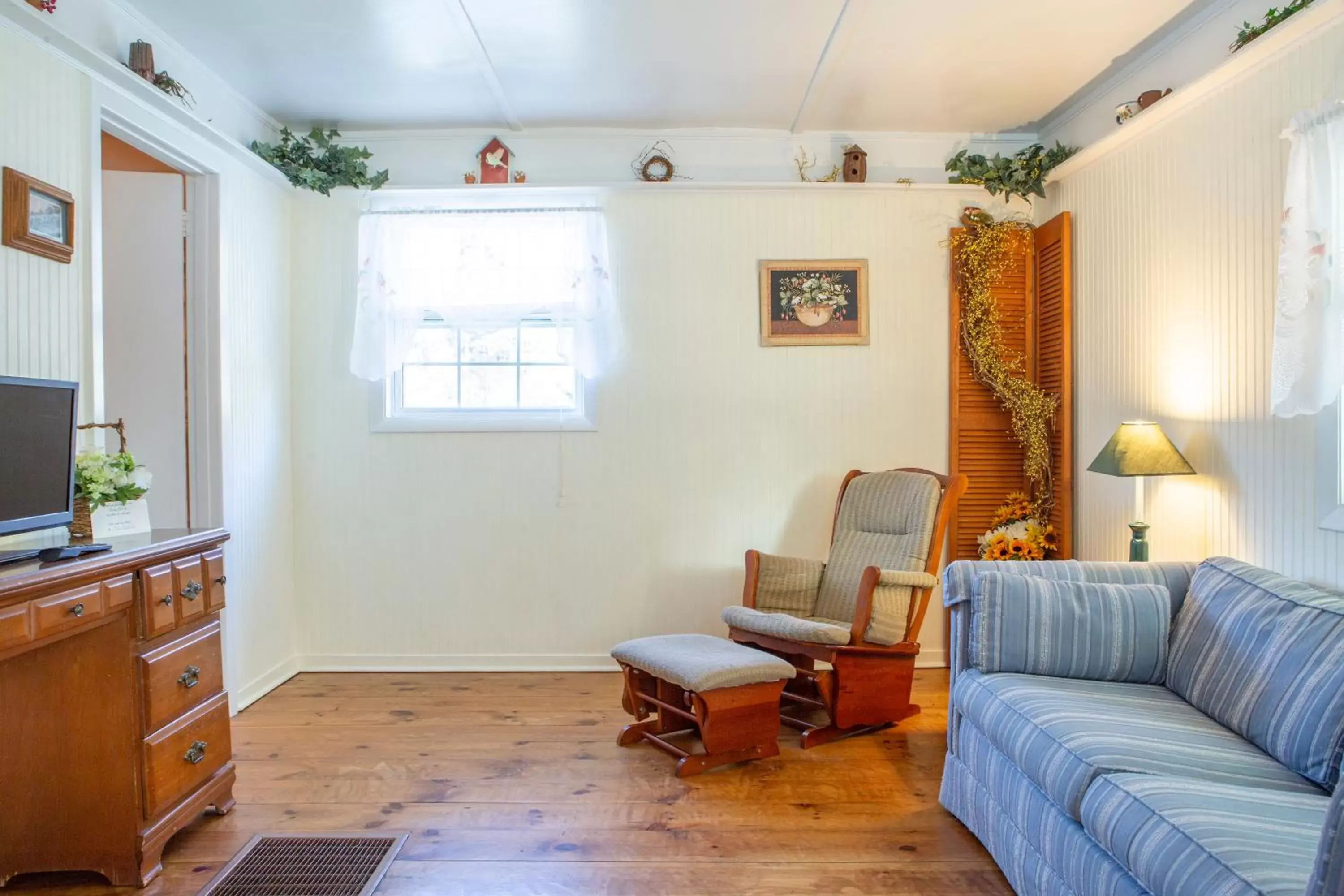 Bed, Seating Area in The Chimney Rock Inn & Cottages