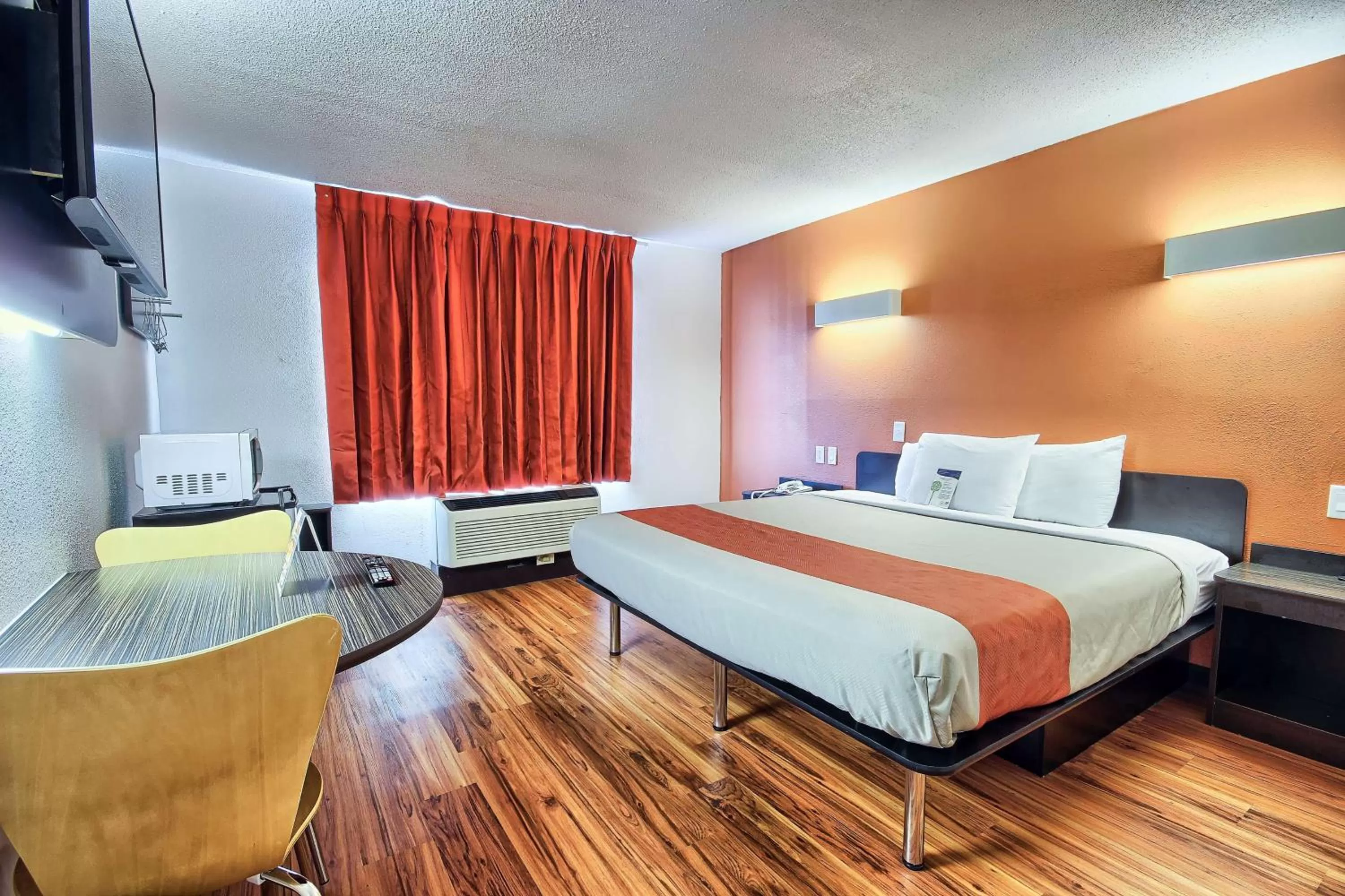 TV and multimedia, Bed in Motel 6-Columbus, OH - West