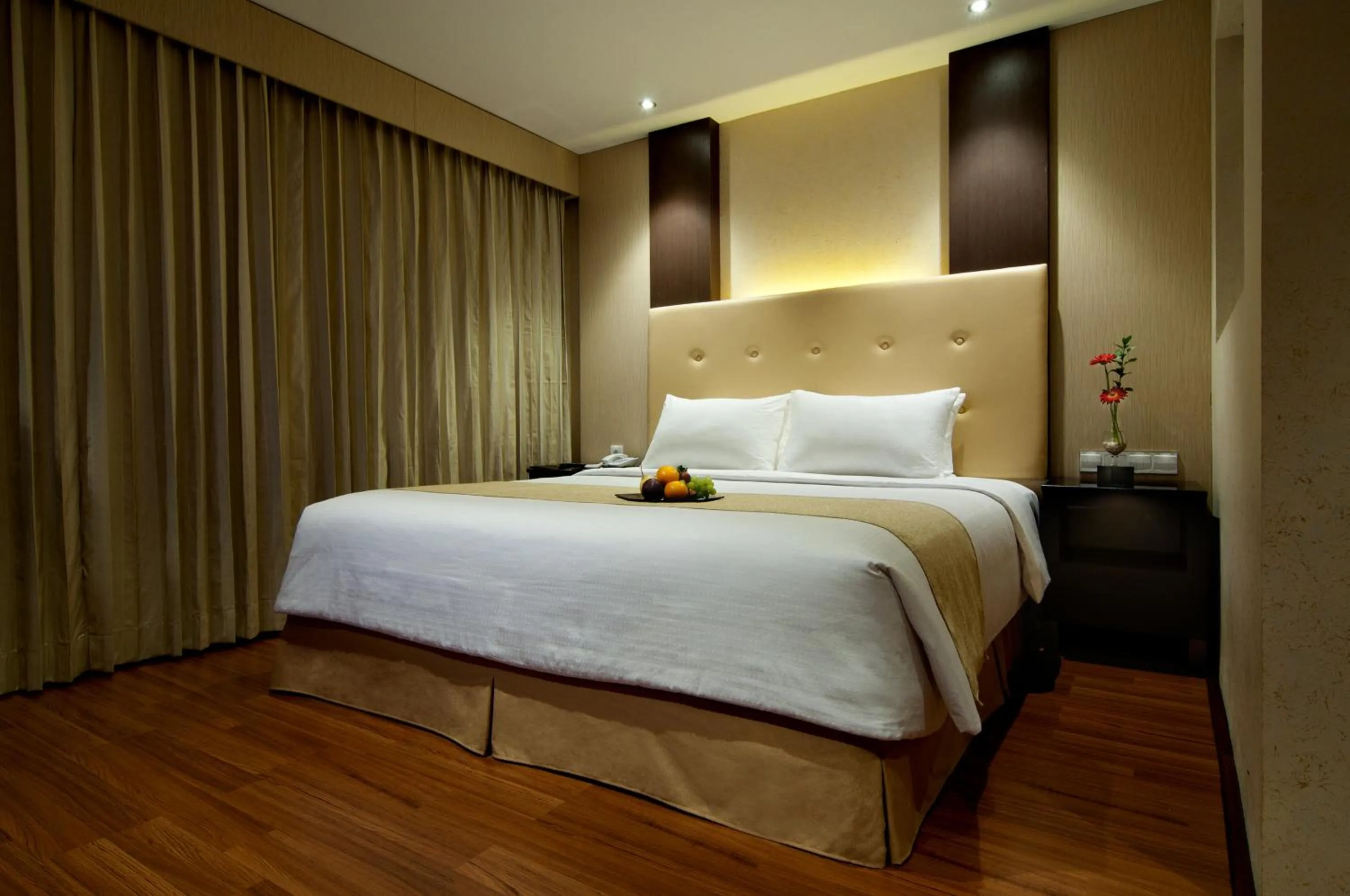 Restaurant/places to eat, Bed in Aria Gajayana