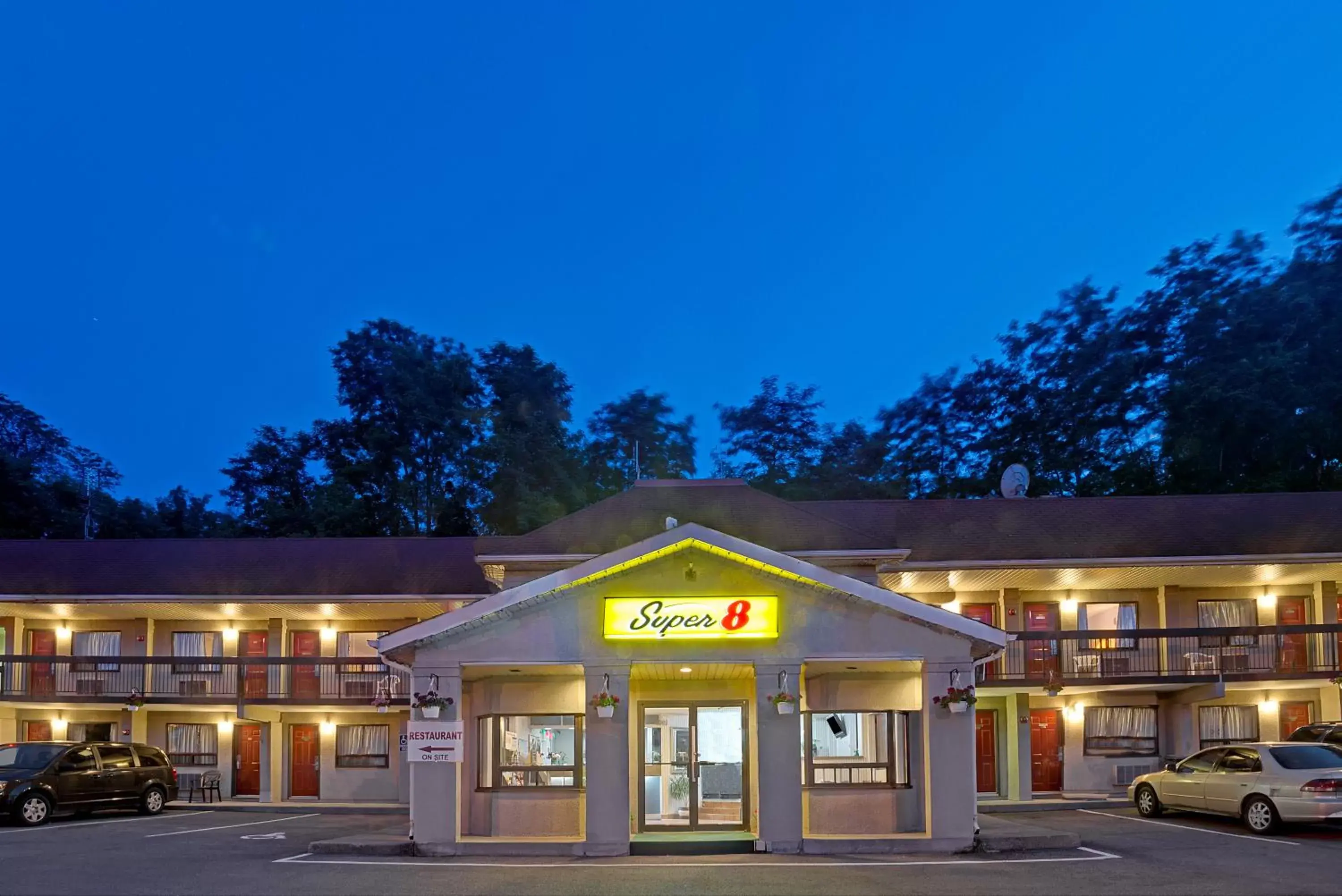 Facade/entrance, Property Building in Super 8 by Wyndham Niagara Falls North