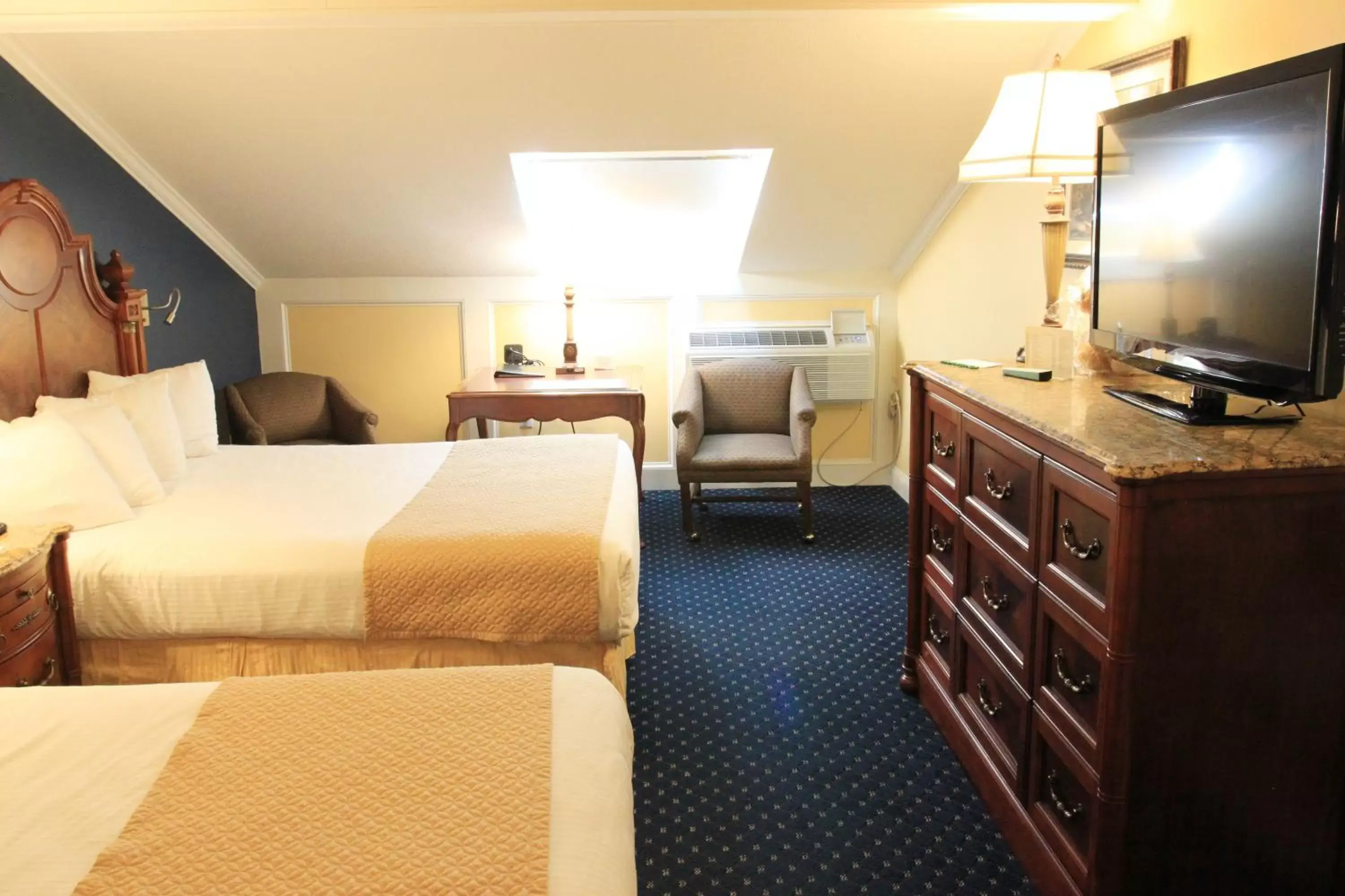 Bedroom, TV/Entertainment Center in Best Western White House Inn