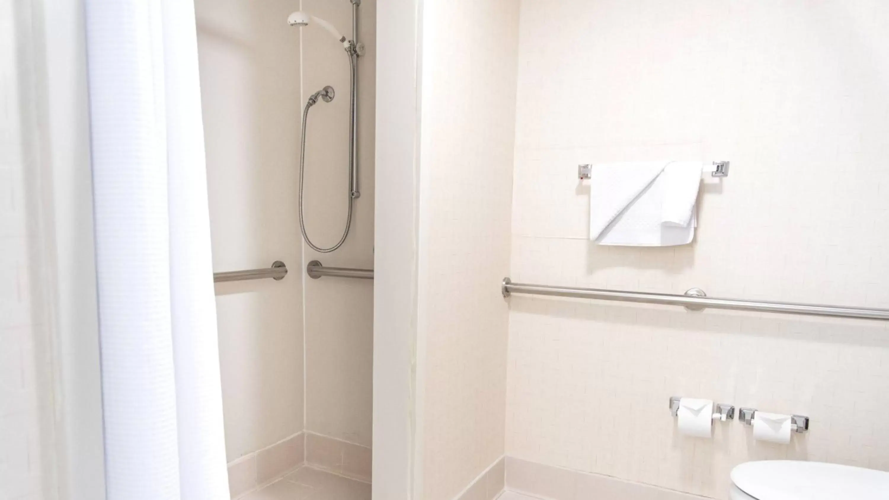 Shower, Bathroom in Springhill Suites by Marriott Chicago Elmhurst Oakbrook Area