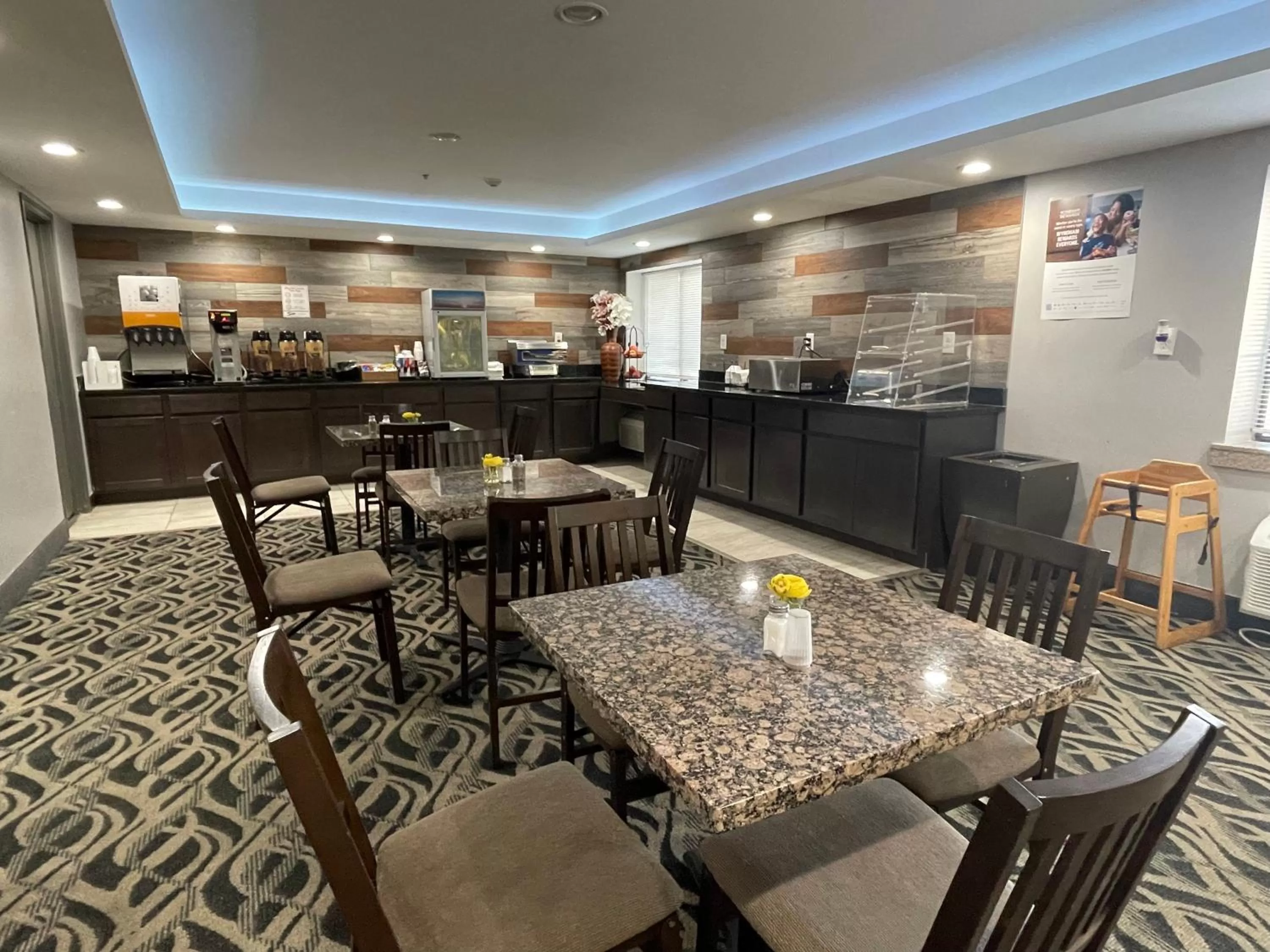 Breakfast in La Quinta Inn and Suites by Wyndham Cincinnati North
