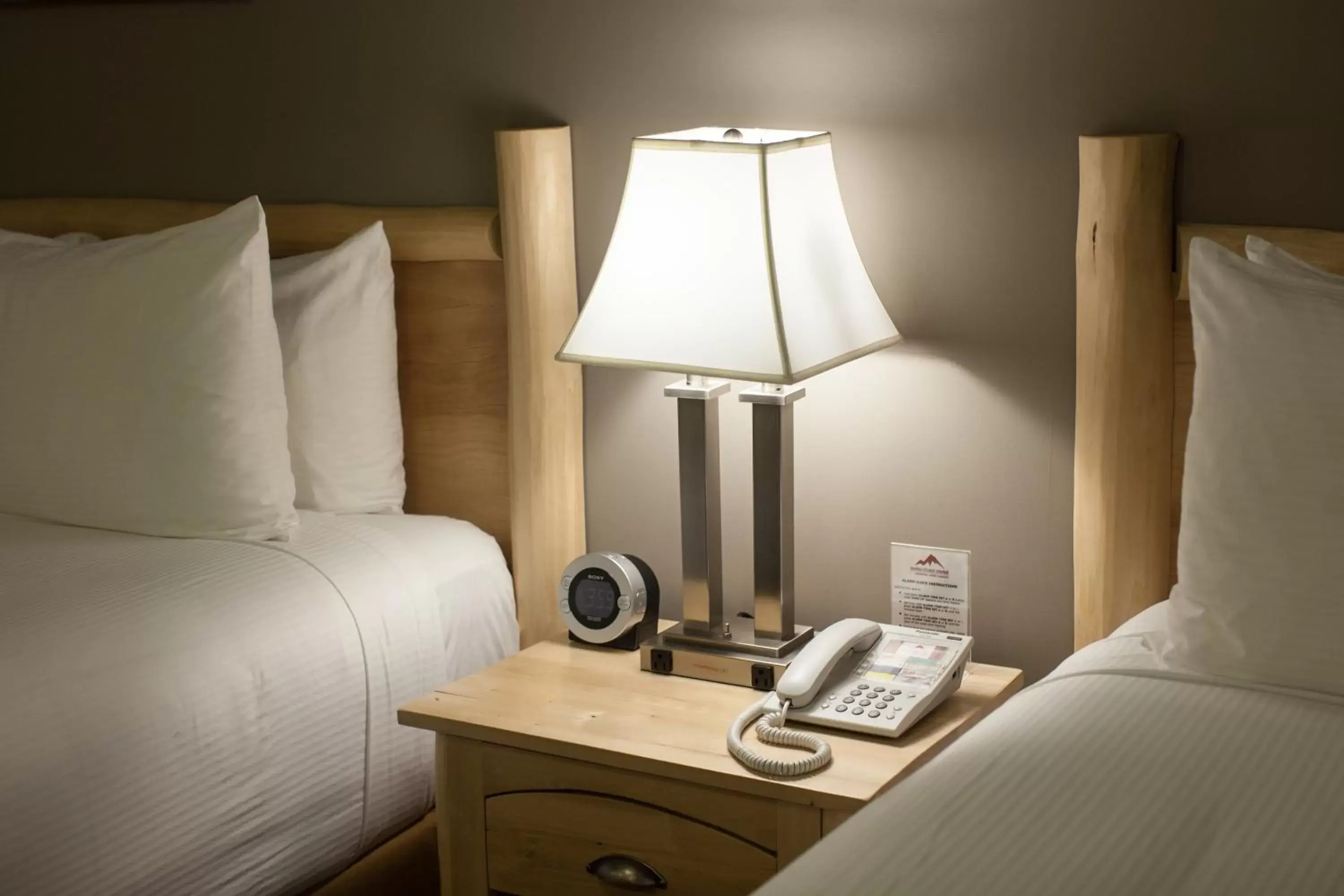 Bedroom, Bed in Swiss Chalet Motel