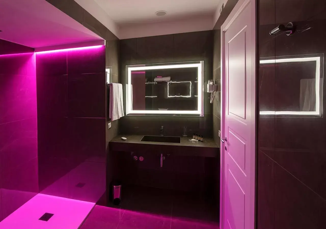 Bathroom, Kitchen/Kitchenette in Caruso Place Boutique & Wellness Suites