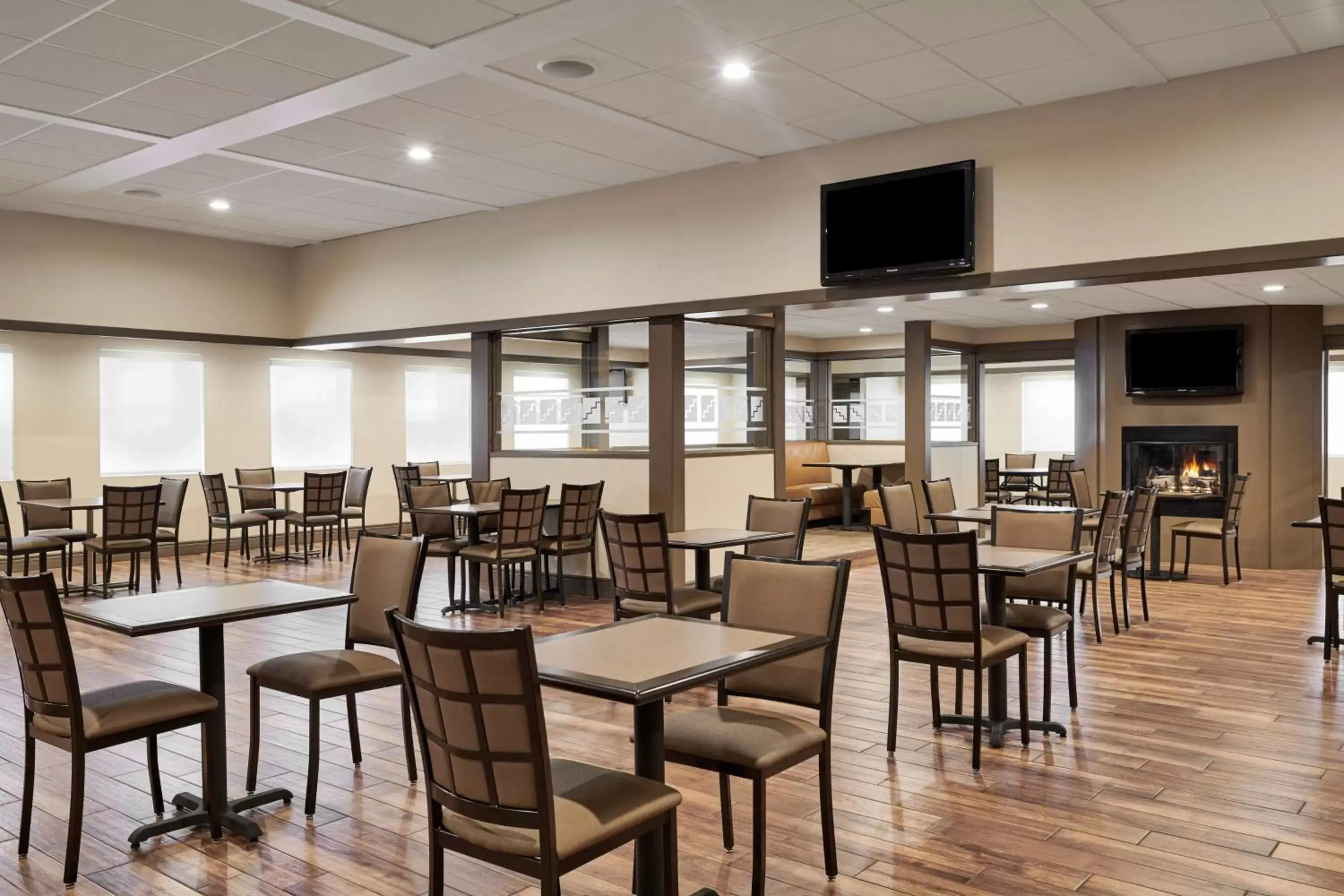 Restaurant/places to eat, Lounge/Bar in Best Western Plus Milwaukee Airport Hotel & Conference Center