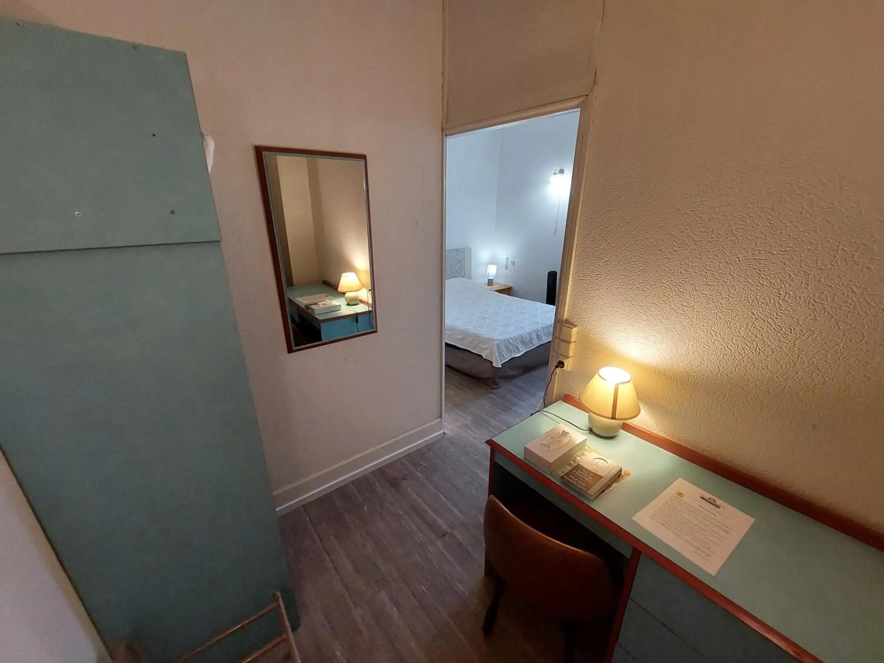 wardrobe, Bed in Logis Hotels - Hôtel Le Boulevard wardrobe, Bed in Logis Hotels - Hôtel Le Boulevard