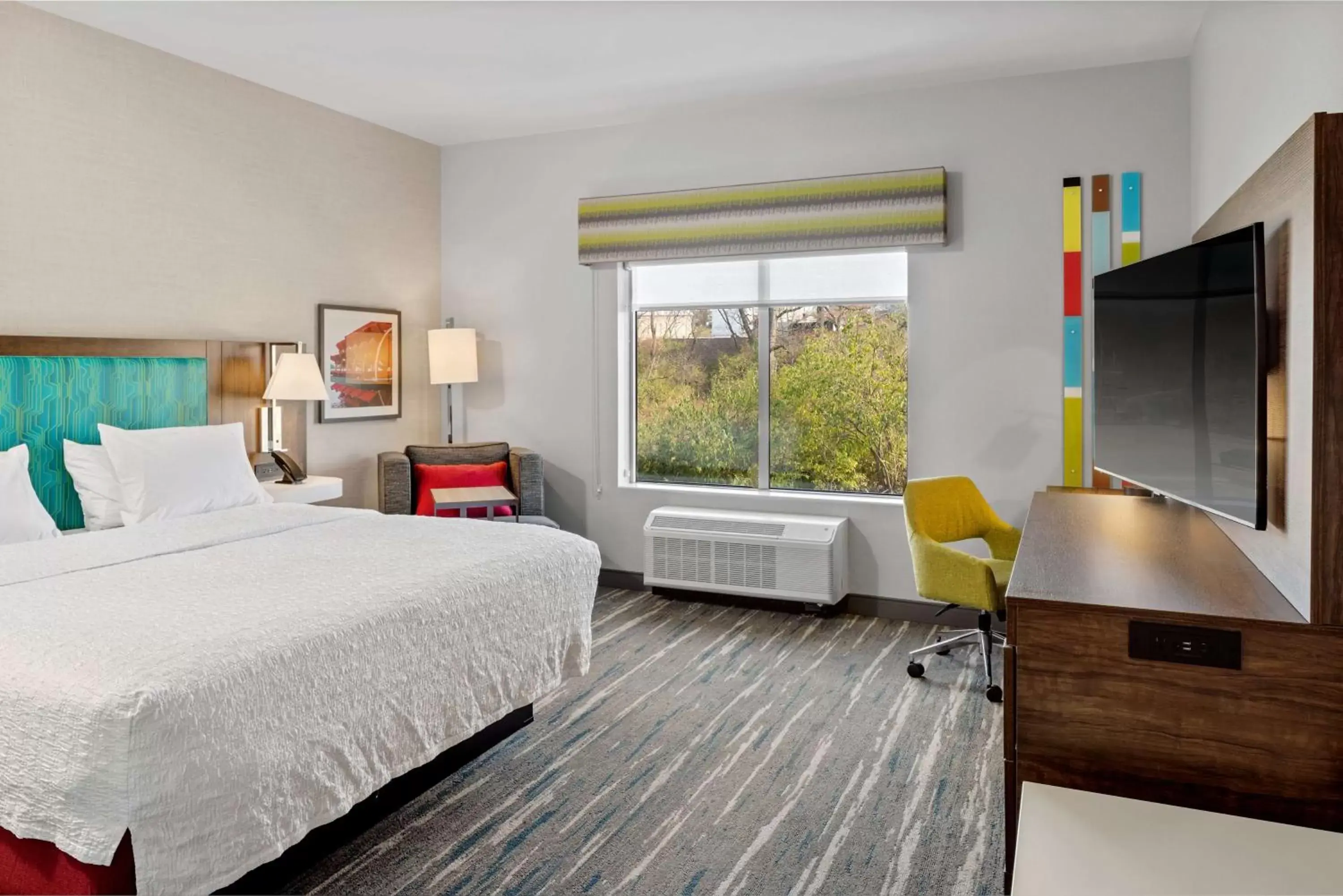 Bed in Hampton Inn & Suites Cincinnati West, Oh