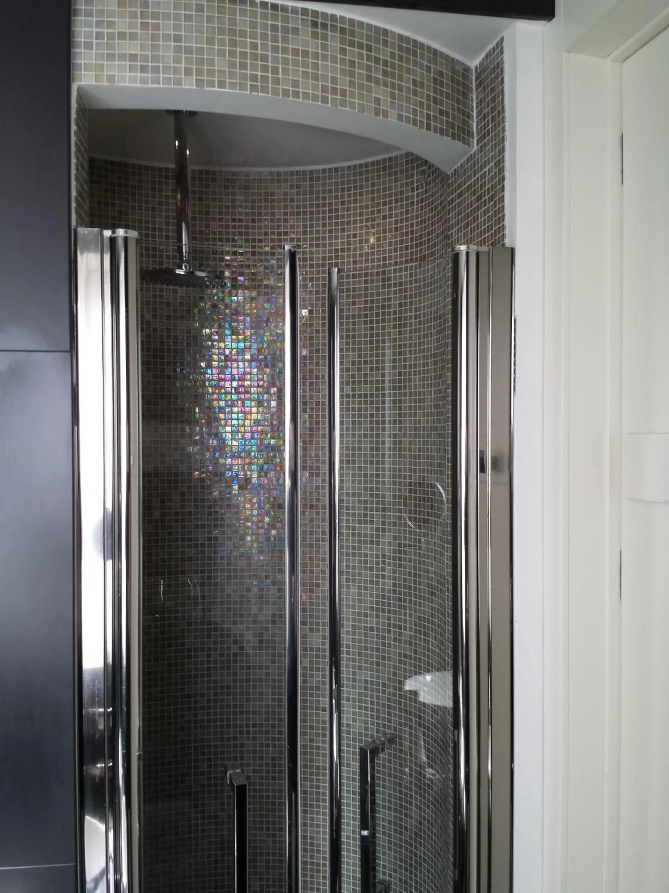 Shower, Bathroom in Hotel Exclusive