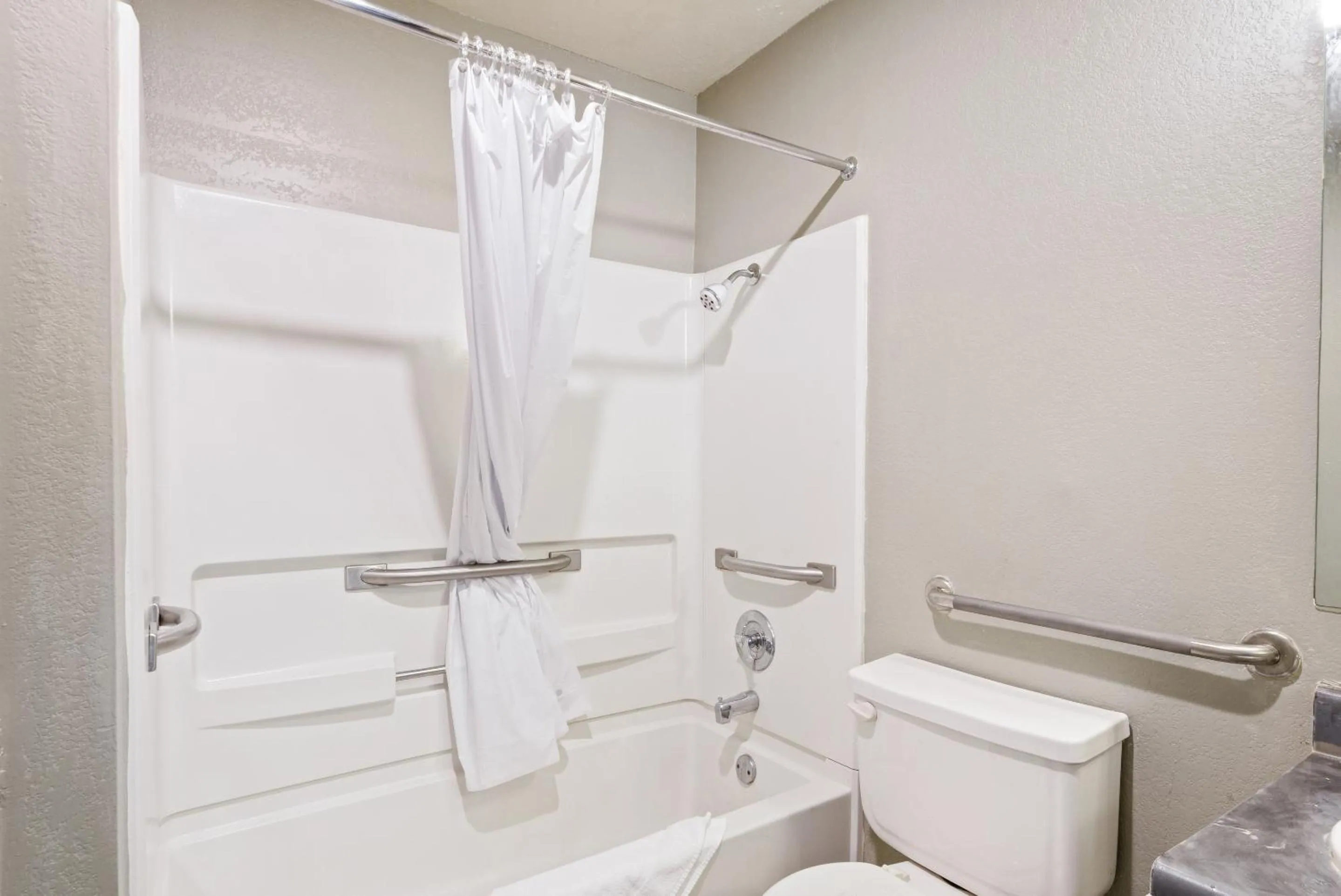 Bathroom in OYO Hotel Edmond - University of Central Oklahoma