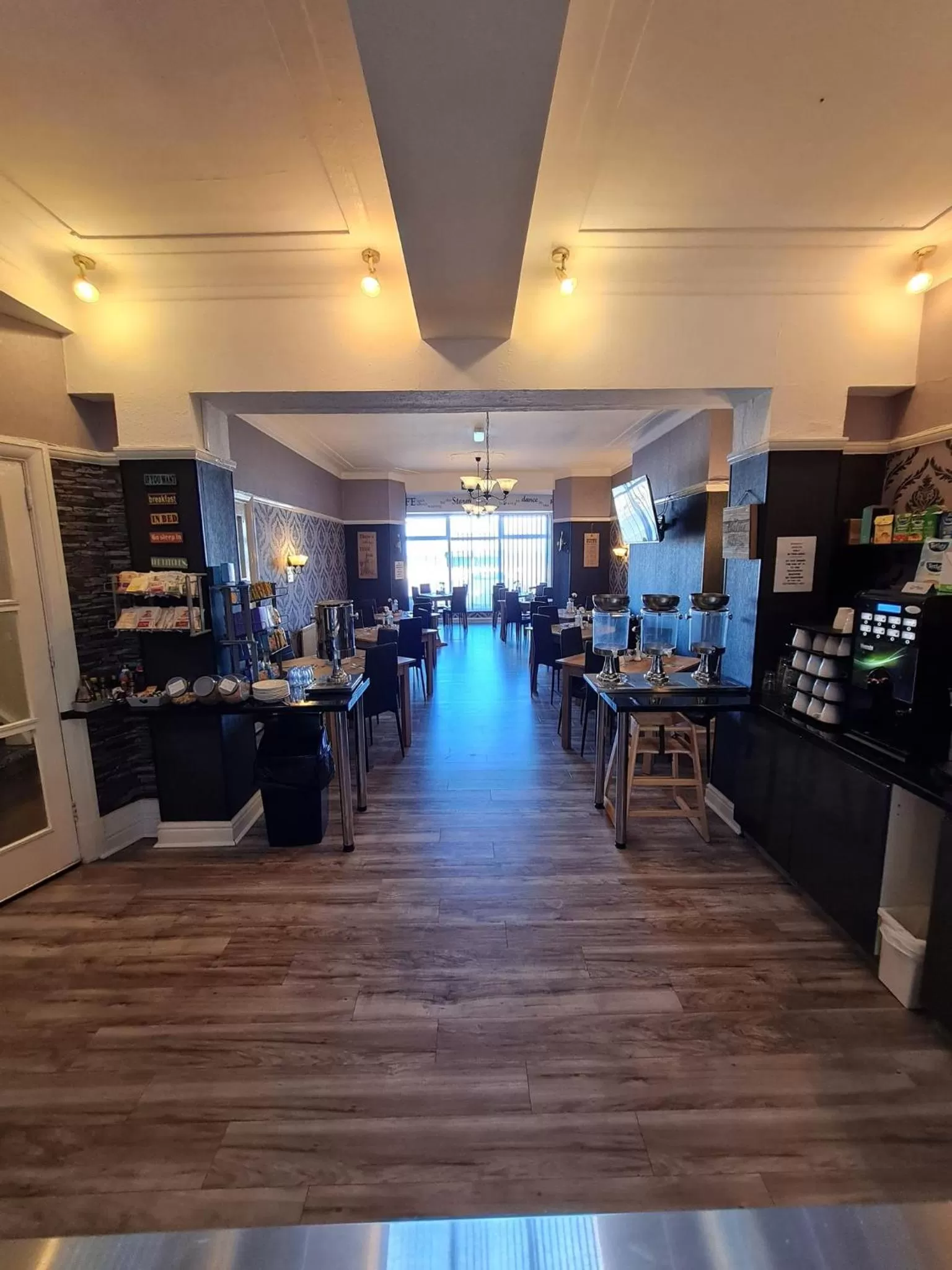 Restaurant/places to eat in Queens Plaza Hotel