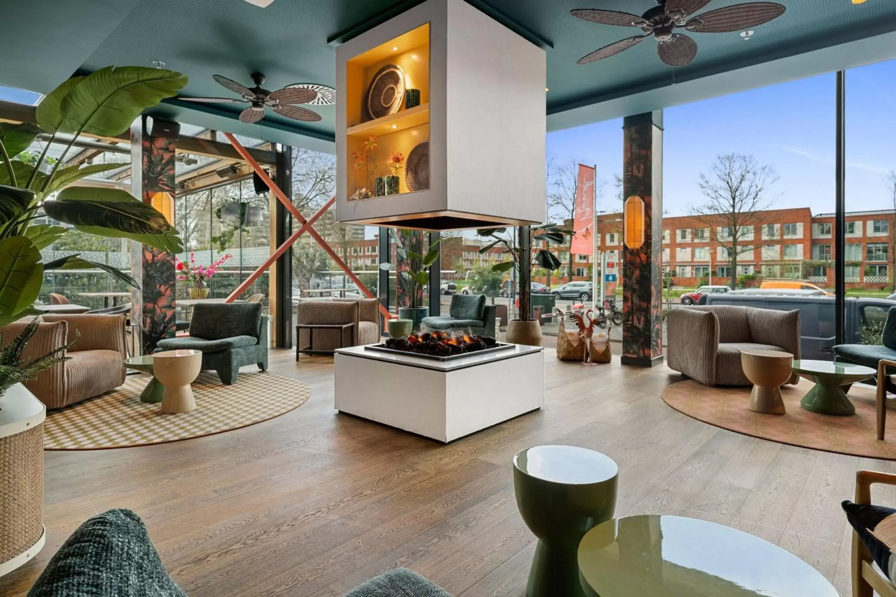 Lounge or bar in Corendon Amsterdam New-West, a Tribute Portfolio Hotel
