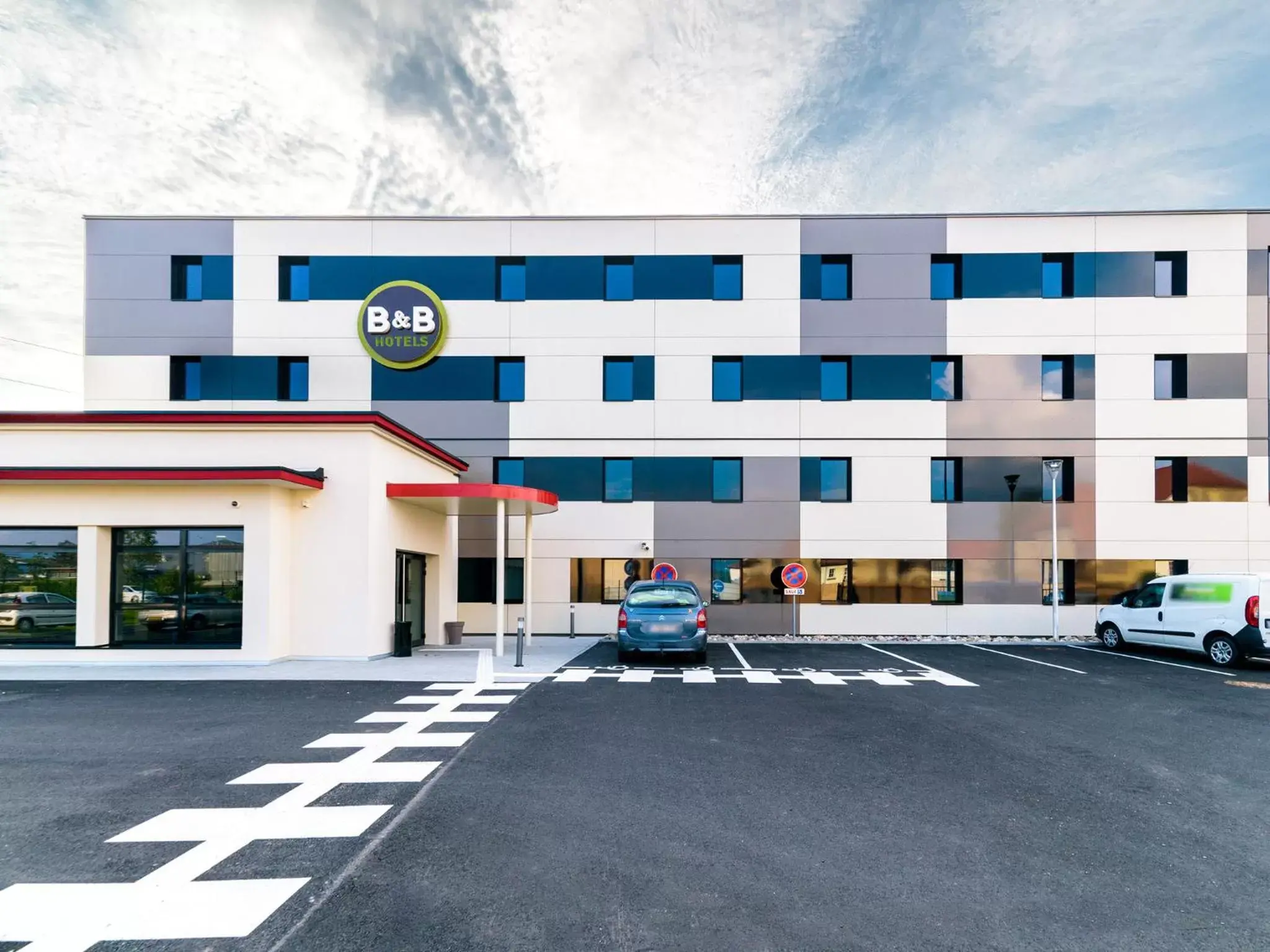 Facade/entrance, Property Building in B&B HOTEL Colmar Expo