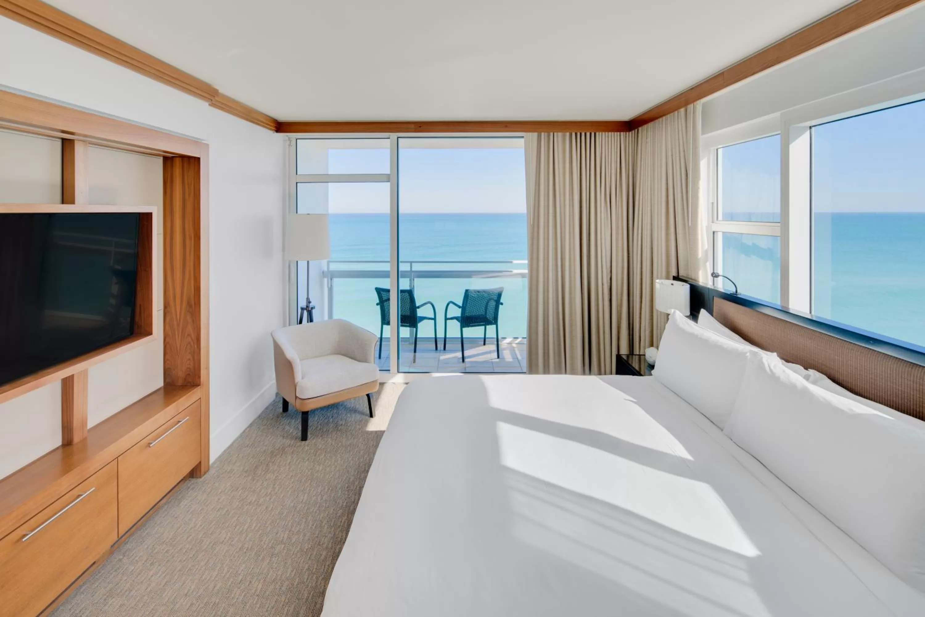 Sea view, Bed in Carillon Miami Wellness Resort