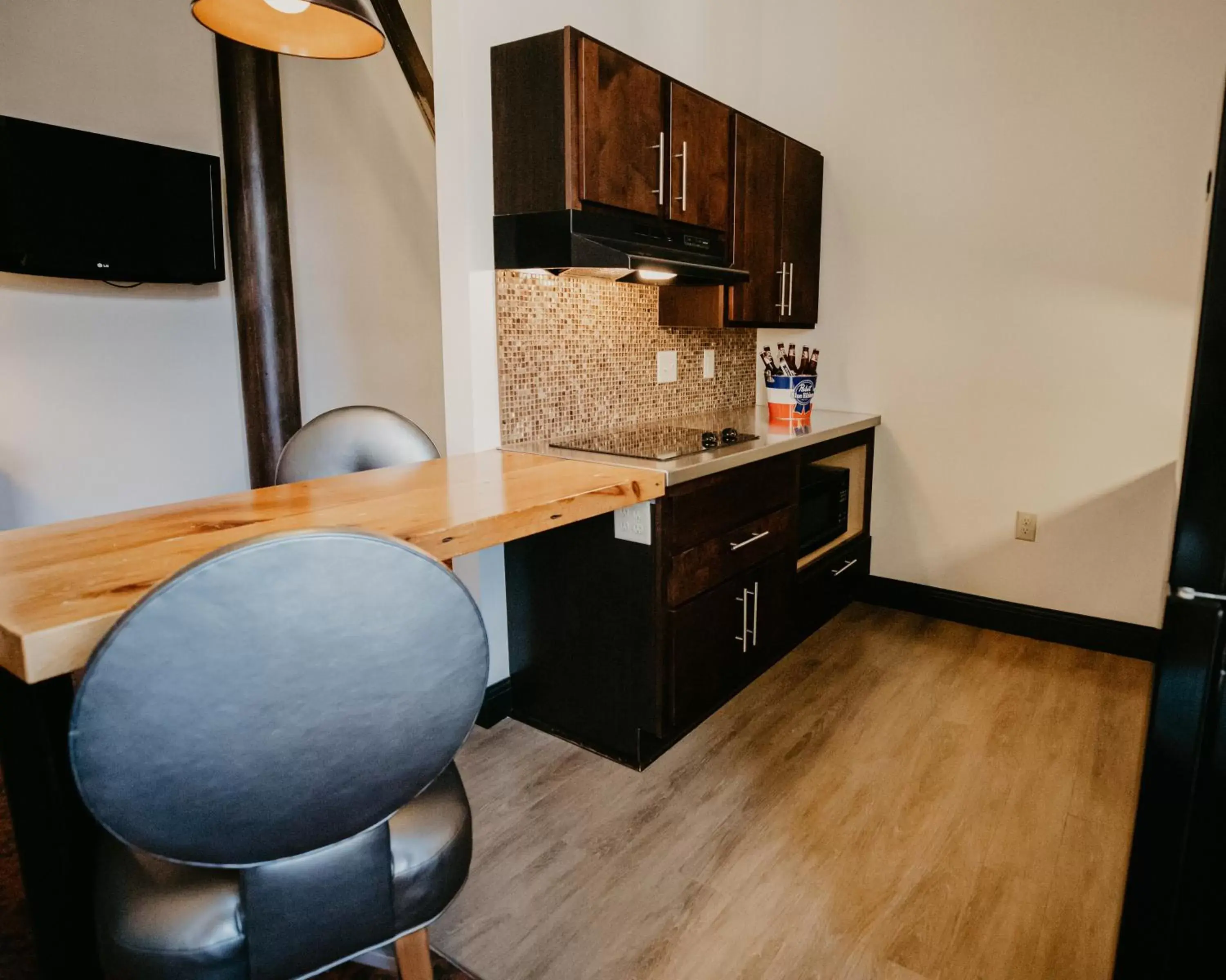 Guests, Kitchen/Kitchenette in Brewhouse Inn and Suites