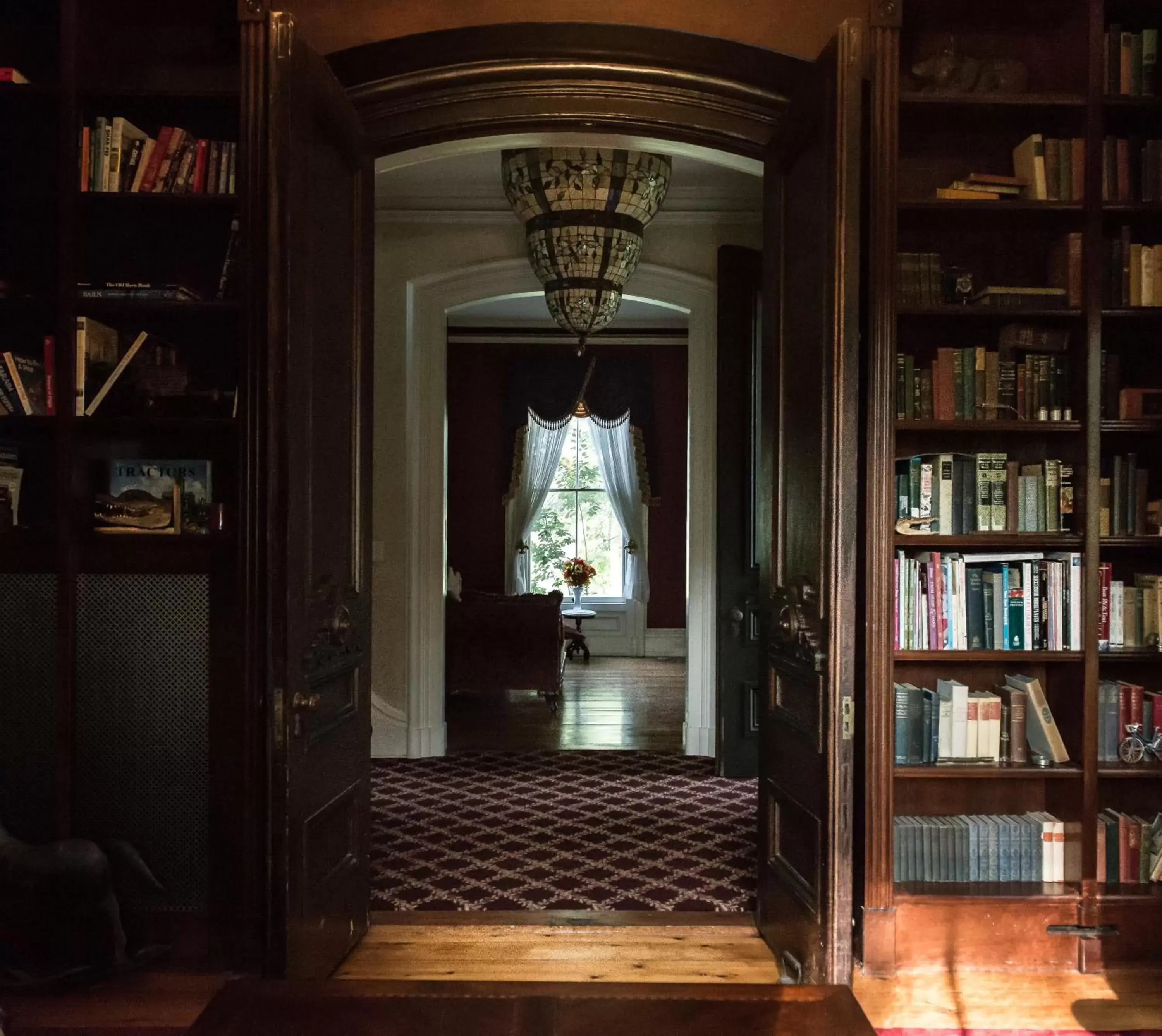 Communal lounge/ TV room, Library in The Bevin House B&B