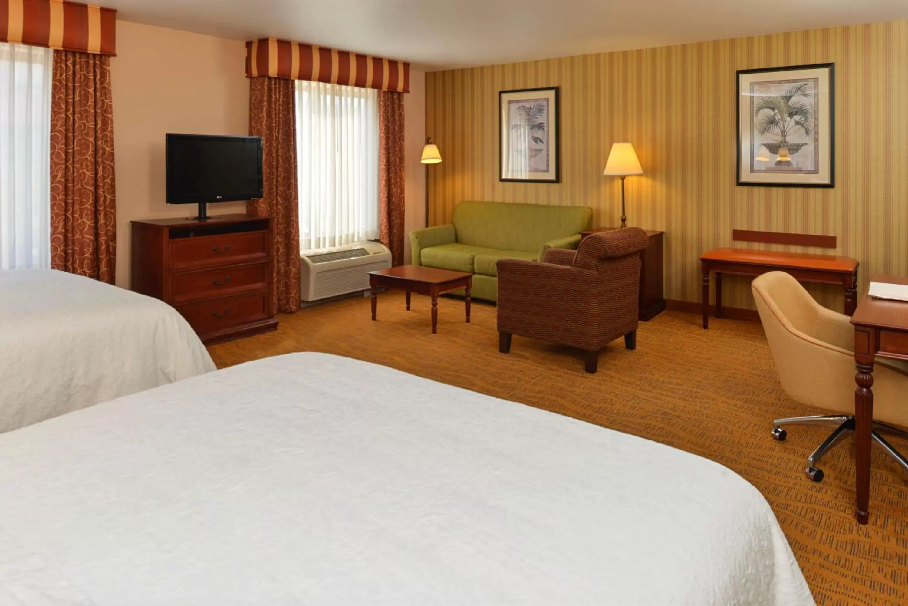 Bed, TV/Entertainment Center in Hampton Inn & Suites Albuquerque-Coors Road