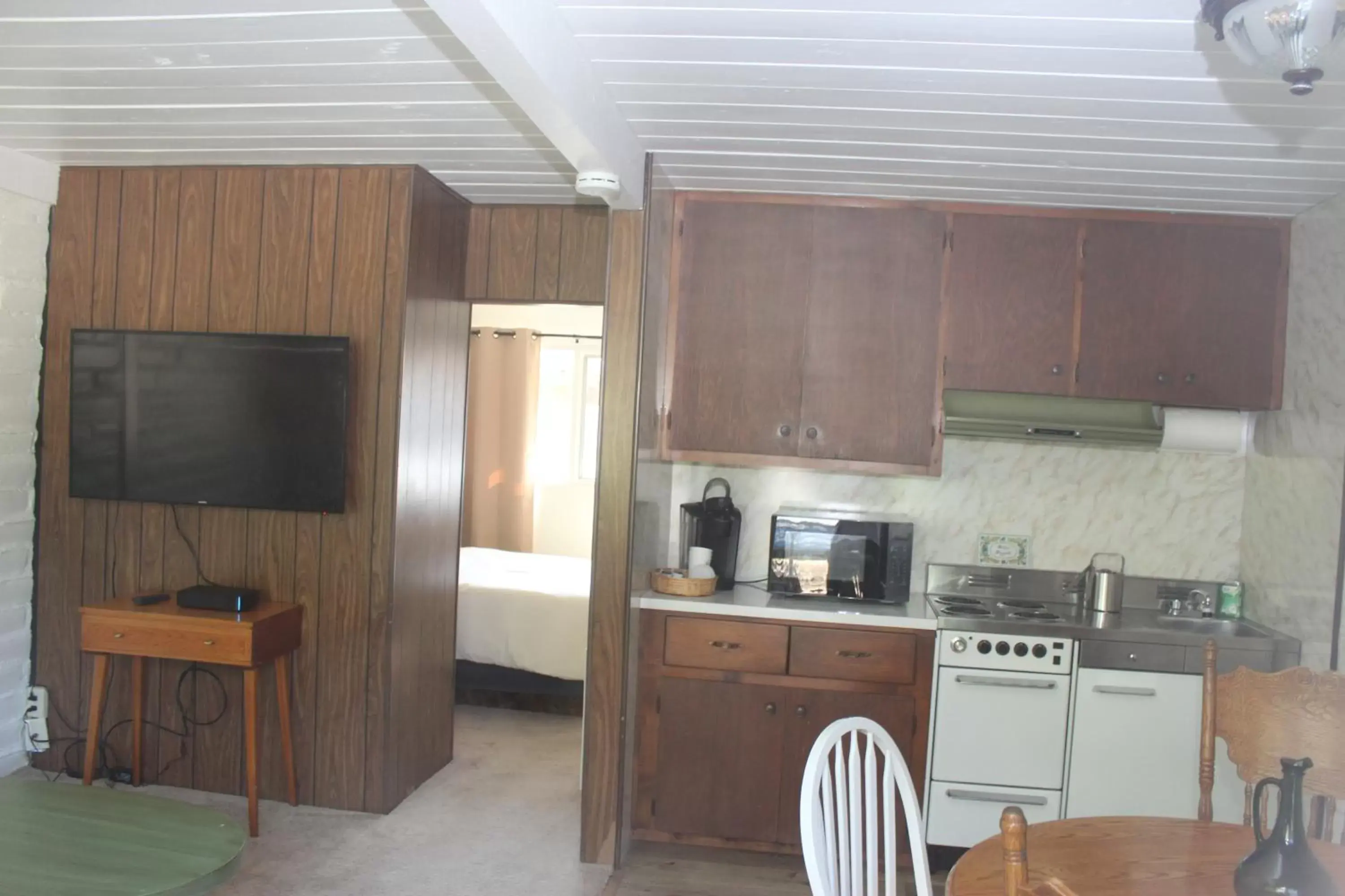 Mountain view, Kitchen/Kitchenette in Little European Lodge