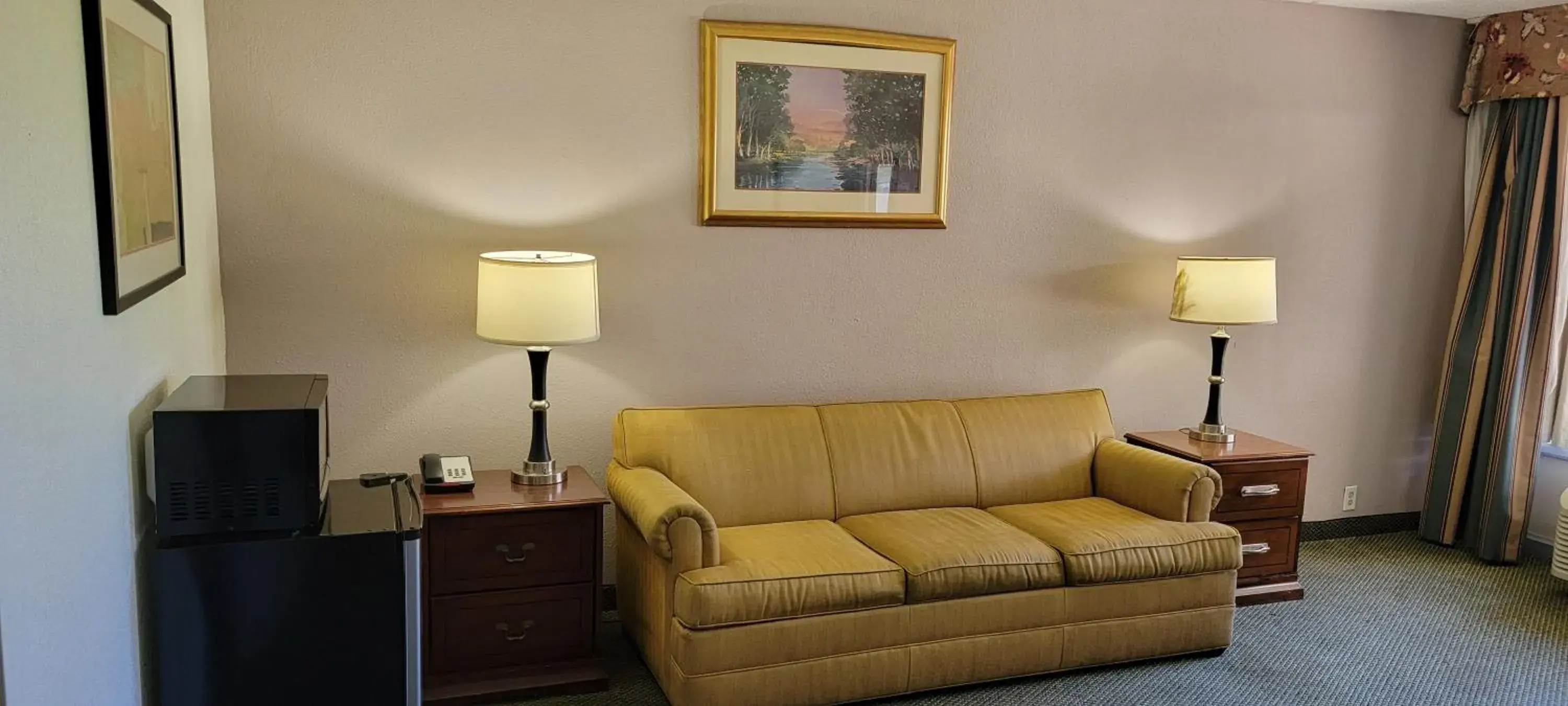 Seating Area in Ramada by Wyndham & Suites Warner Robins