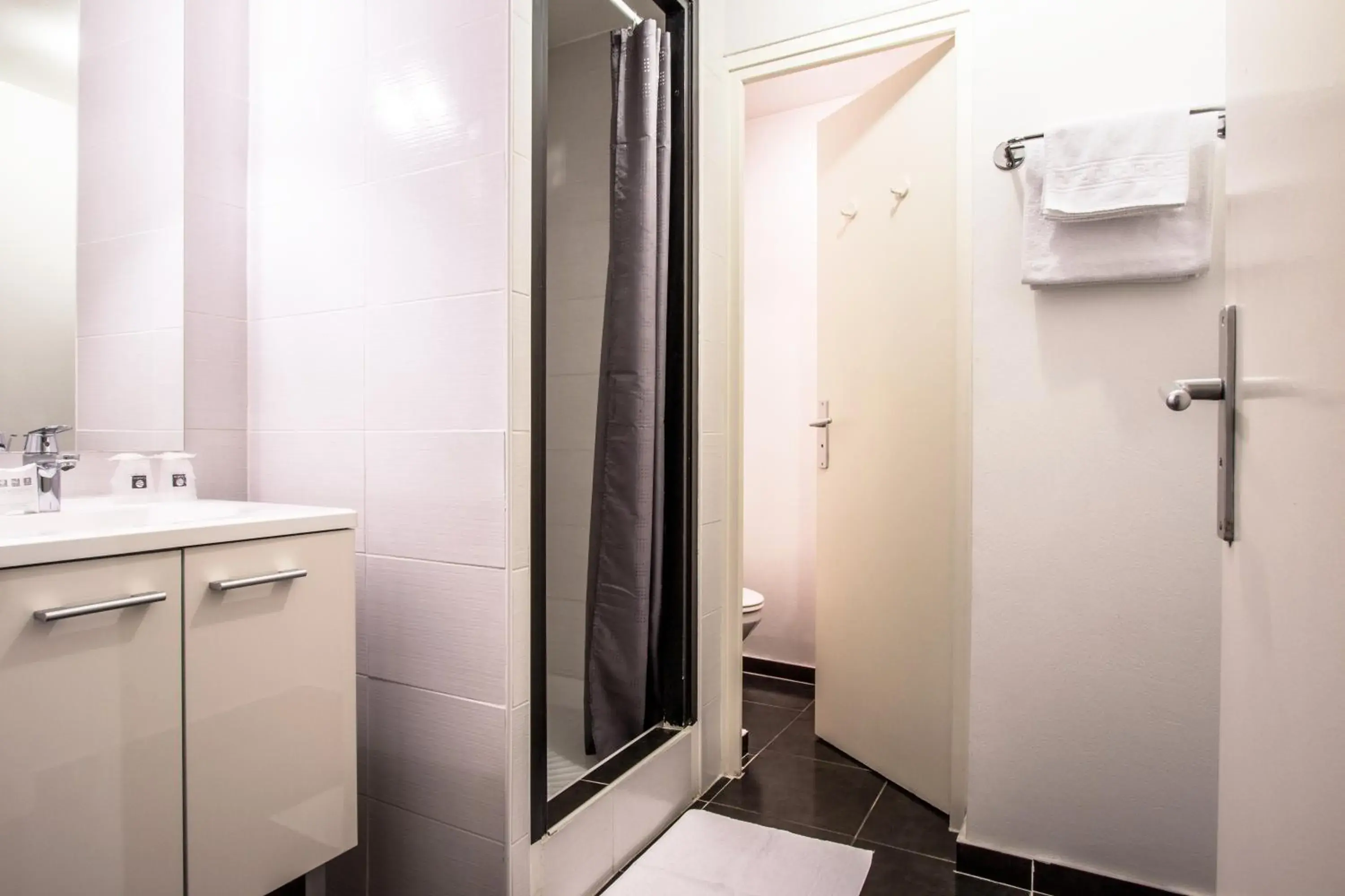 Shower, Bathroom in Hotel Actuel Chambéry Centre Gare