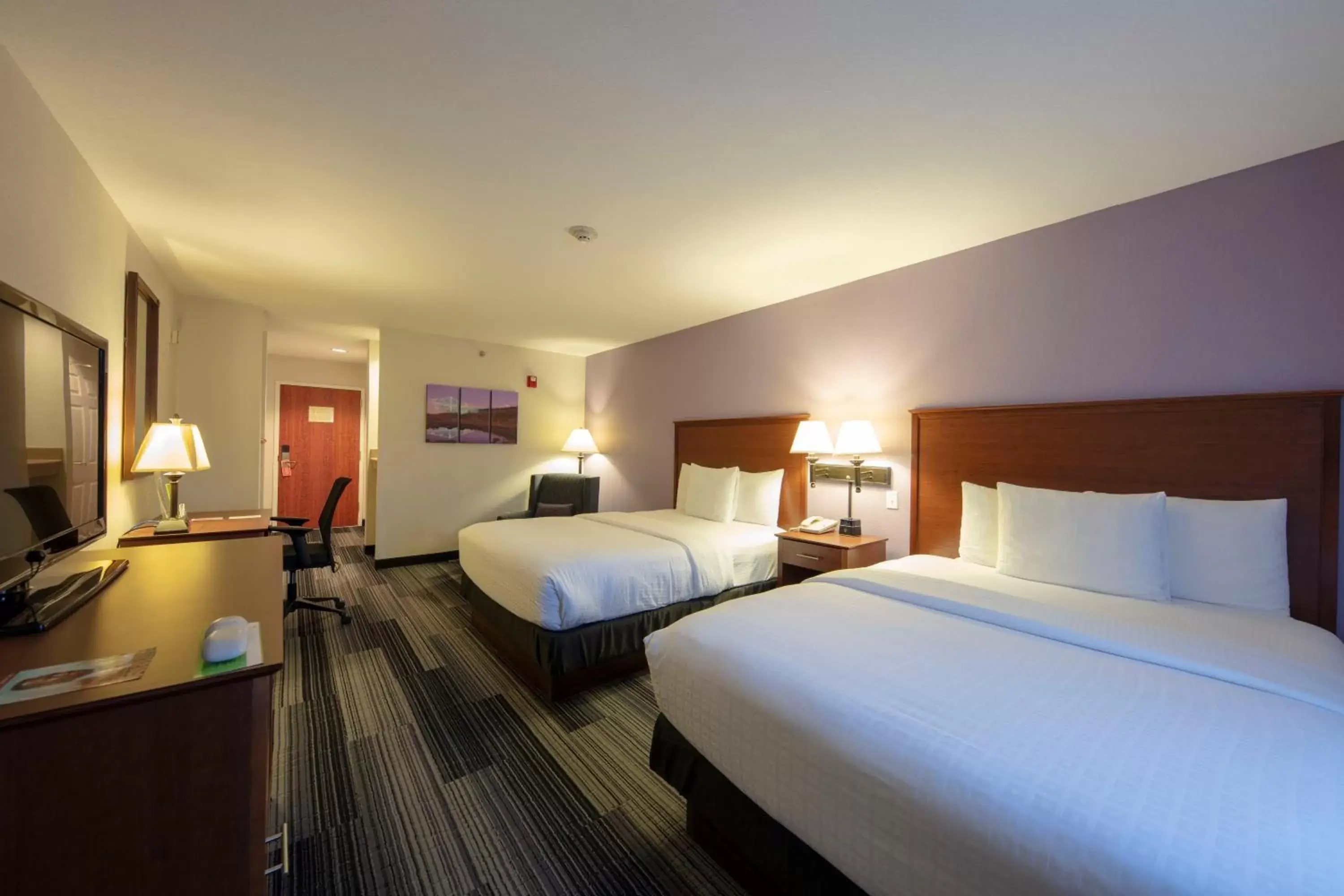 Photo of the whole room, Bed in La Quinta by Wyndham Springfield Airport Plaza
