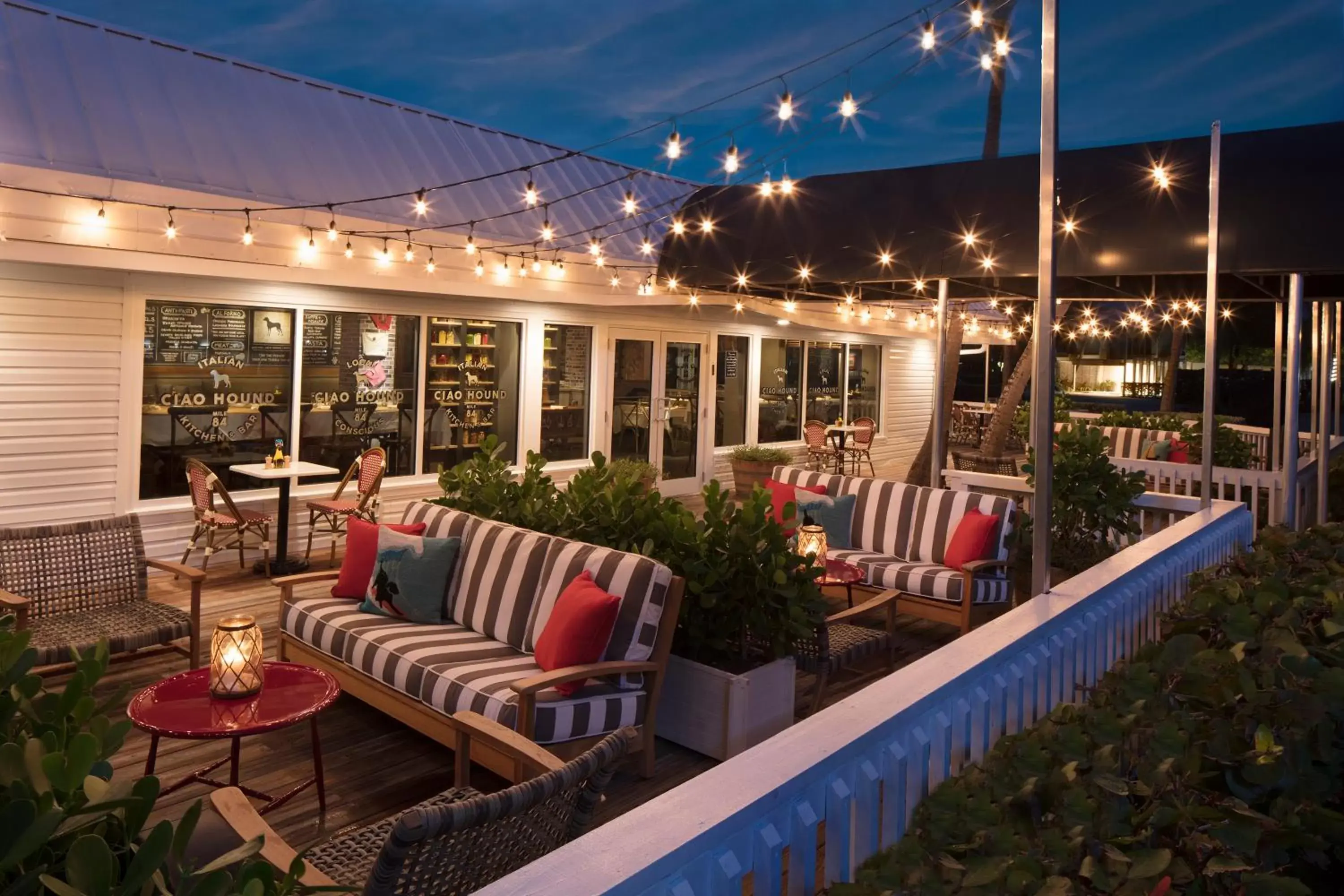 Lounge or bar in Postcard Inn Beach Resort & Marina