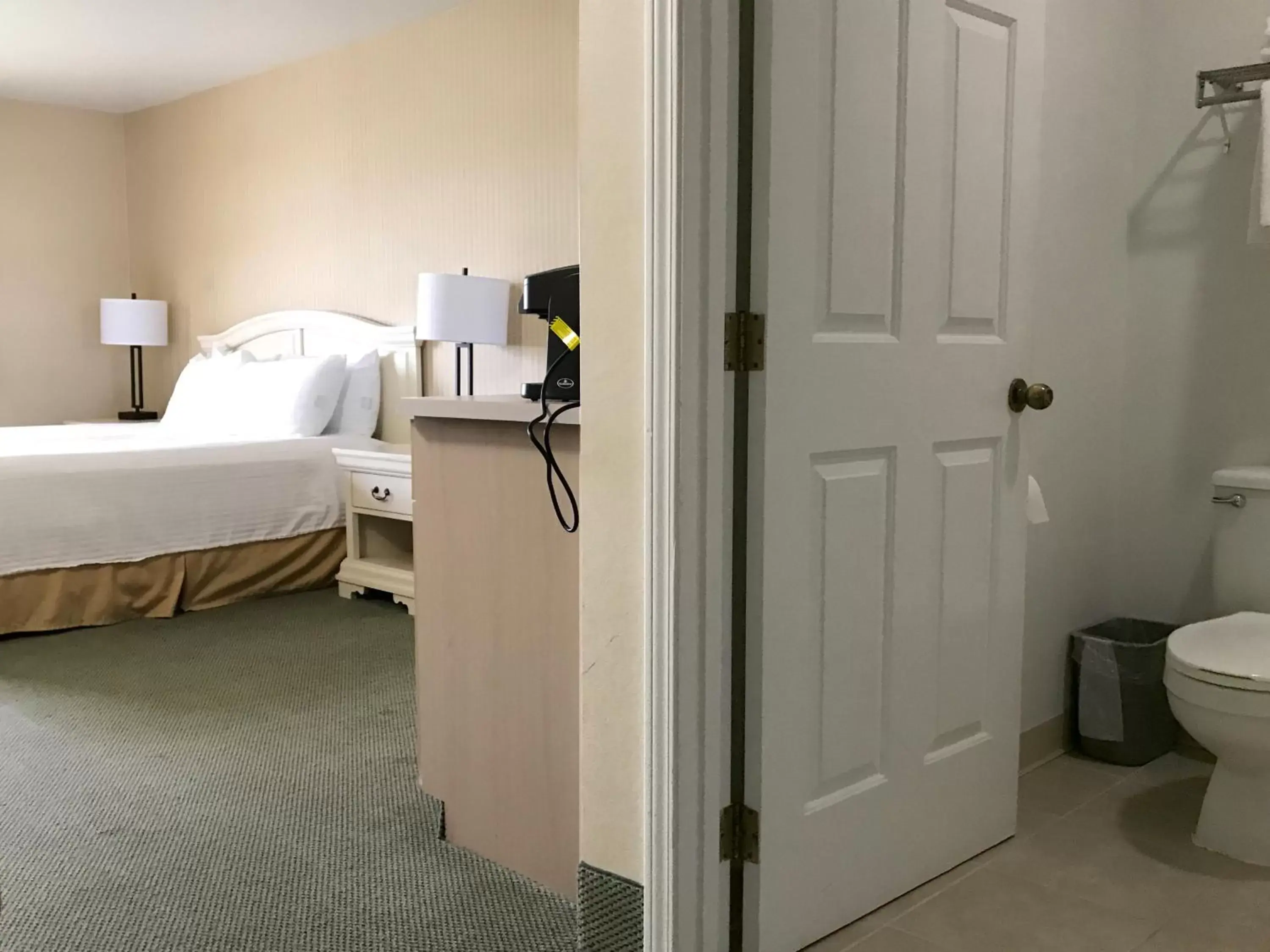 Bathroom, Bed in Rogue Regency Inn & Suites