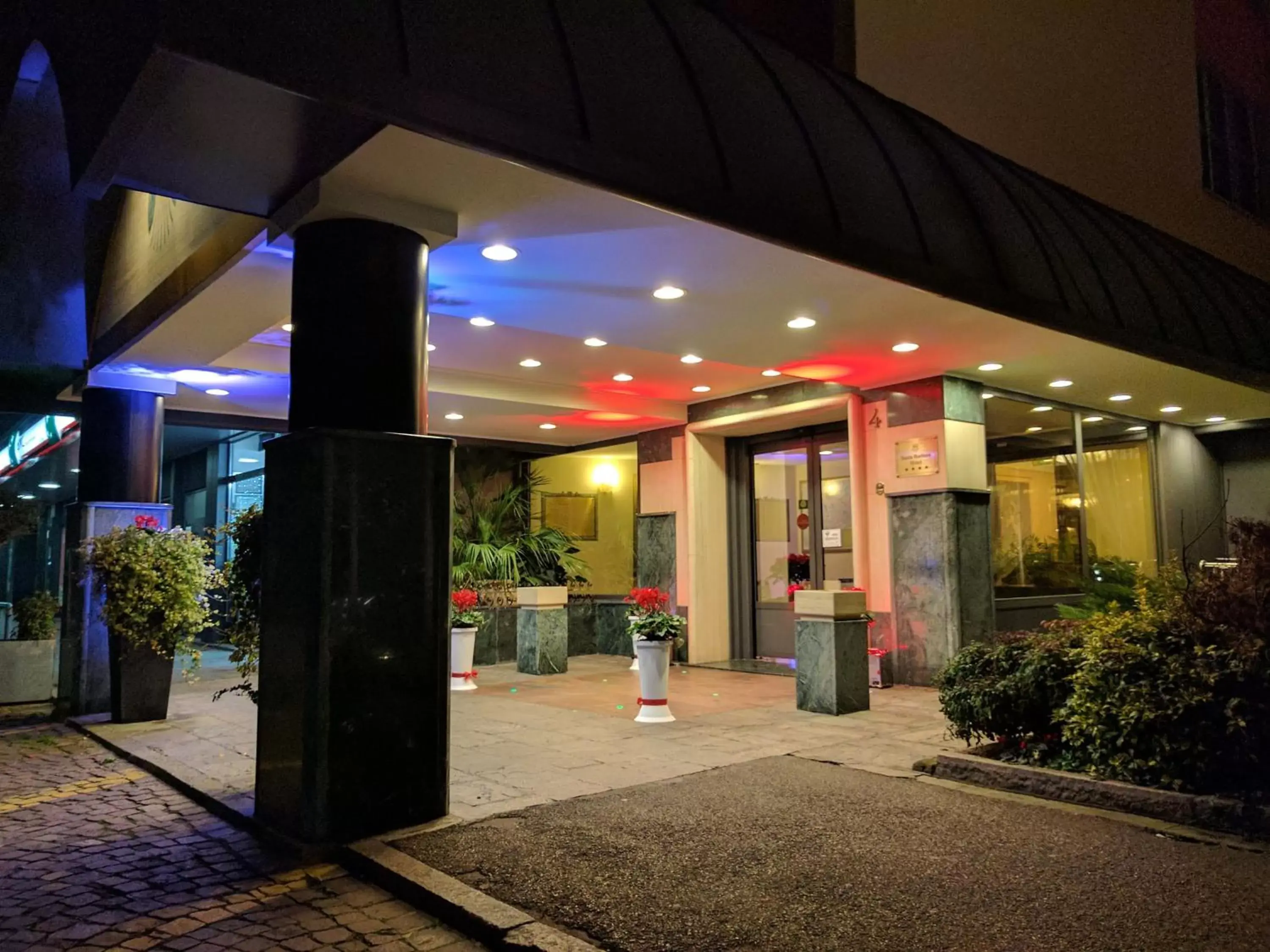 Facade/entrance in Santa Barbara Hotel