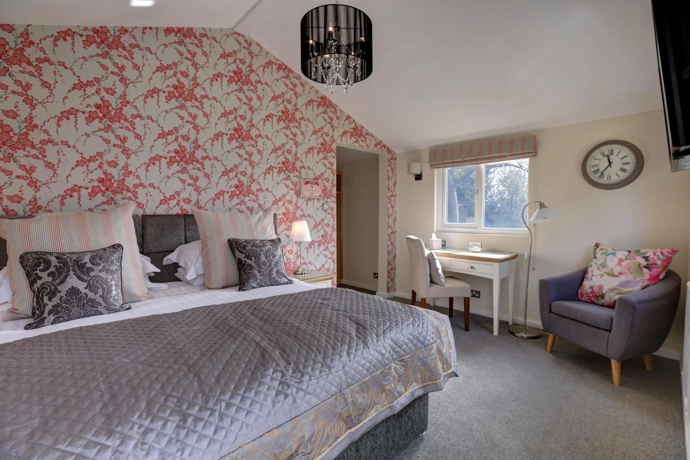 Photo of the whole room, Bed in Manor Court Hotel