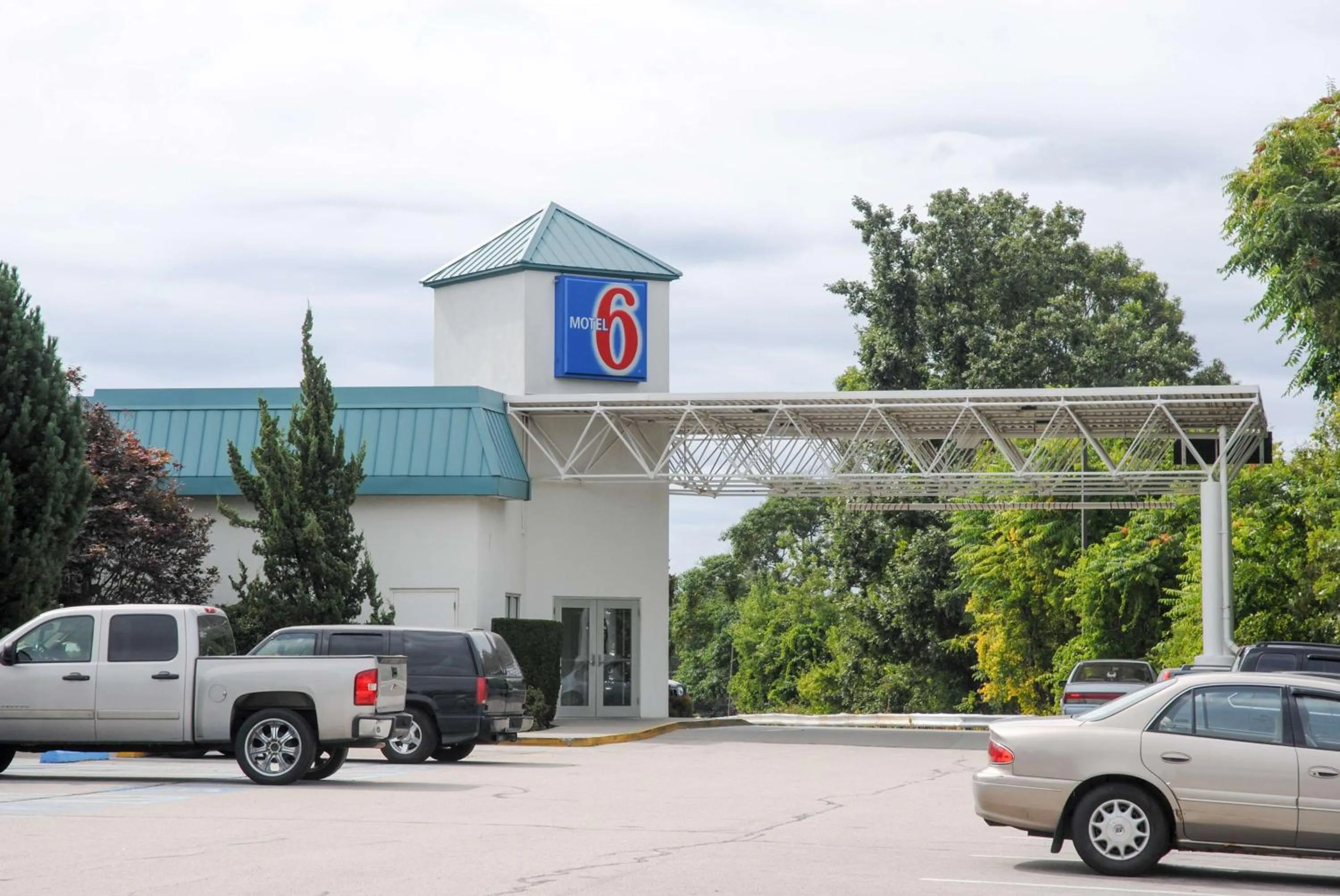 Property building in Motel 6-Warwick, RI - Providence Airport - I-95