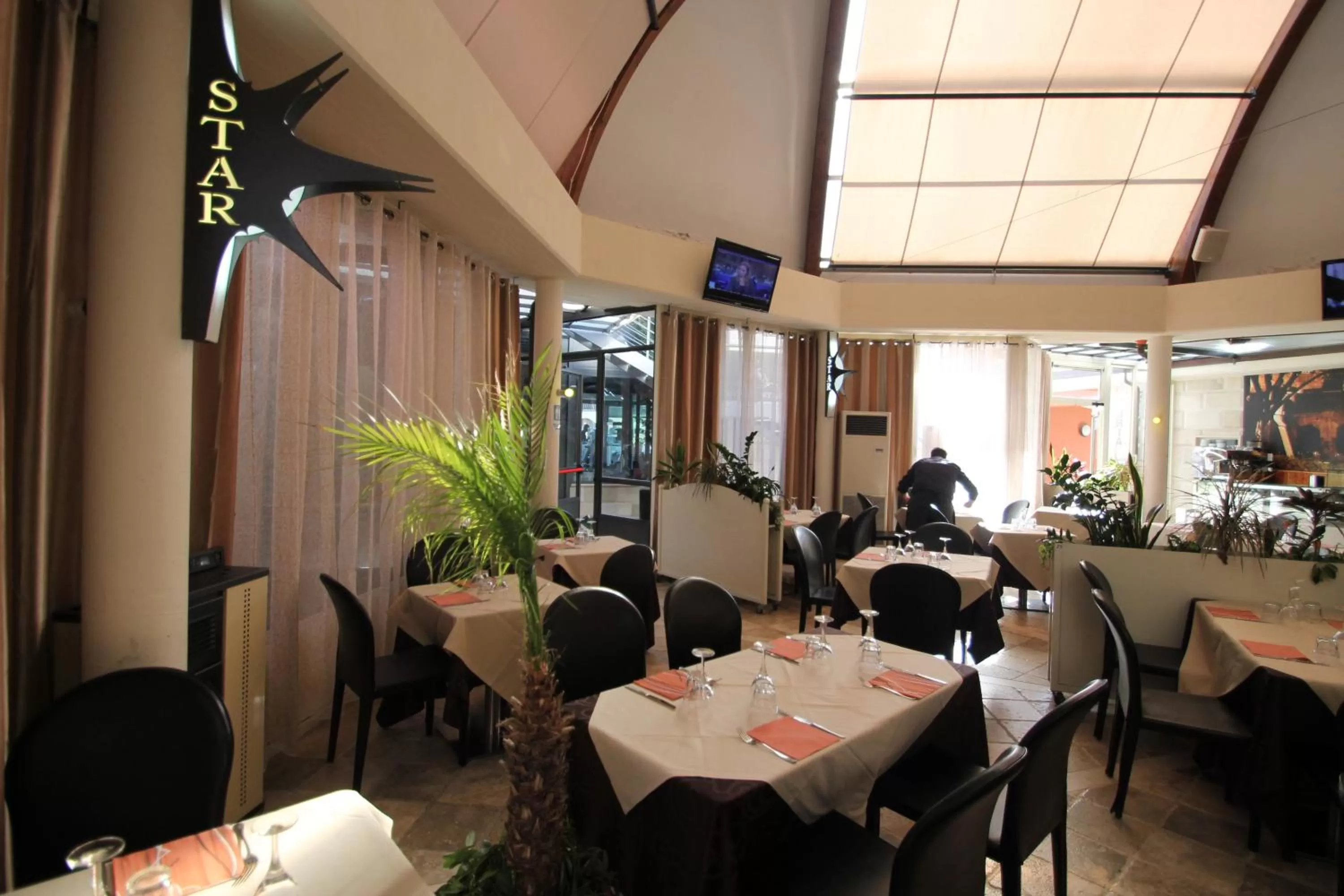 Restaurant/places to eat in Hotel Star