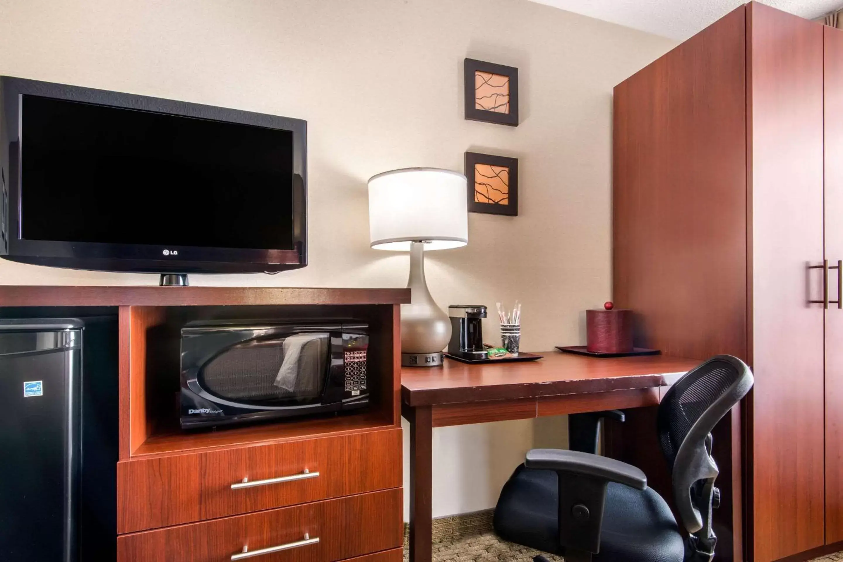 Photo of the whole room, TV/Entertainment Center in Comfort Inn Airport West