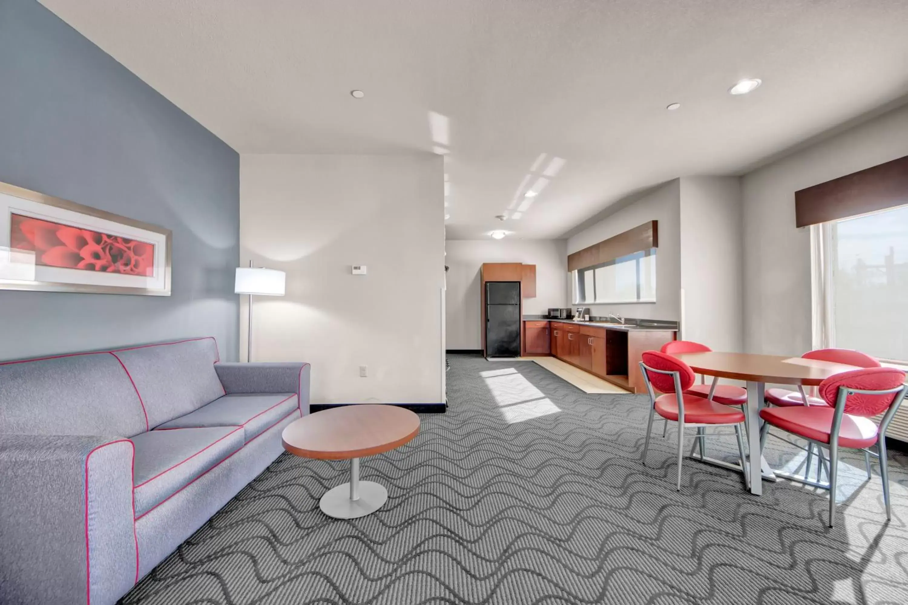 Photo of the whole room, Seating Area in Holiday Inn Express and Suites Oklahoma City North, an IHG Hotel