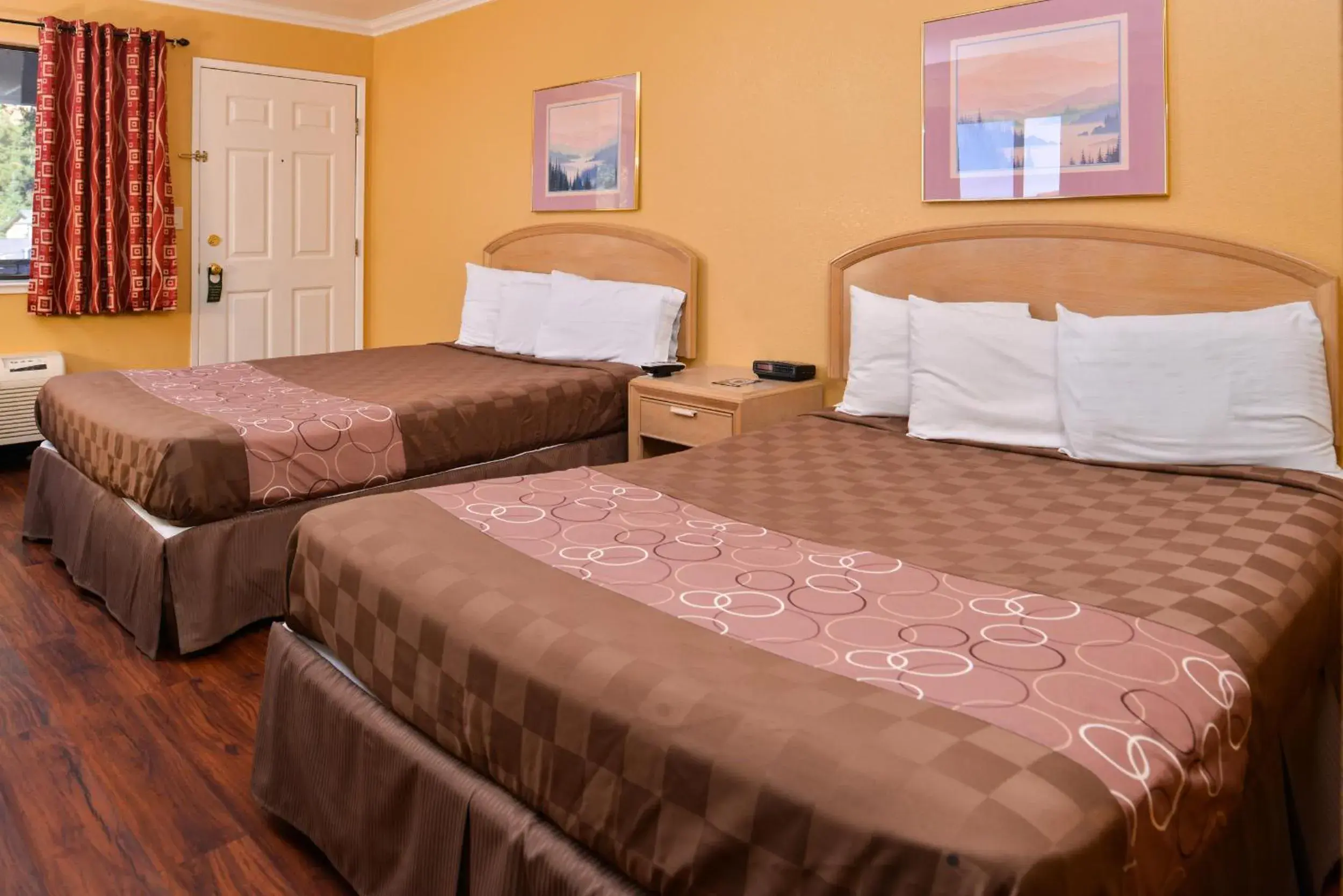 Bedroom, Bed in Americas Best Value Inn & Suites Clearlake Wine Country