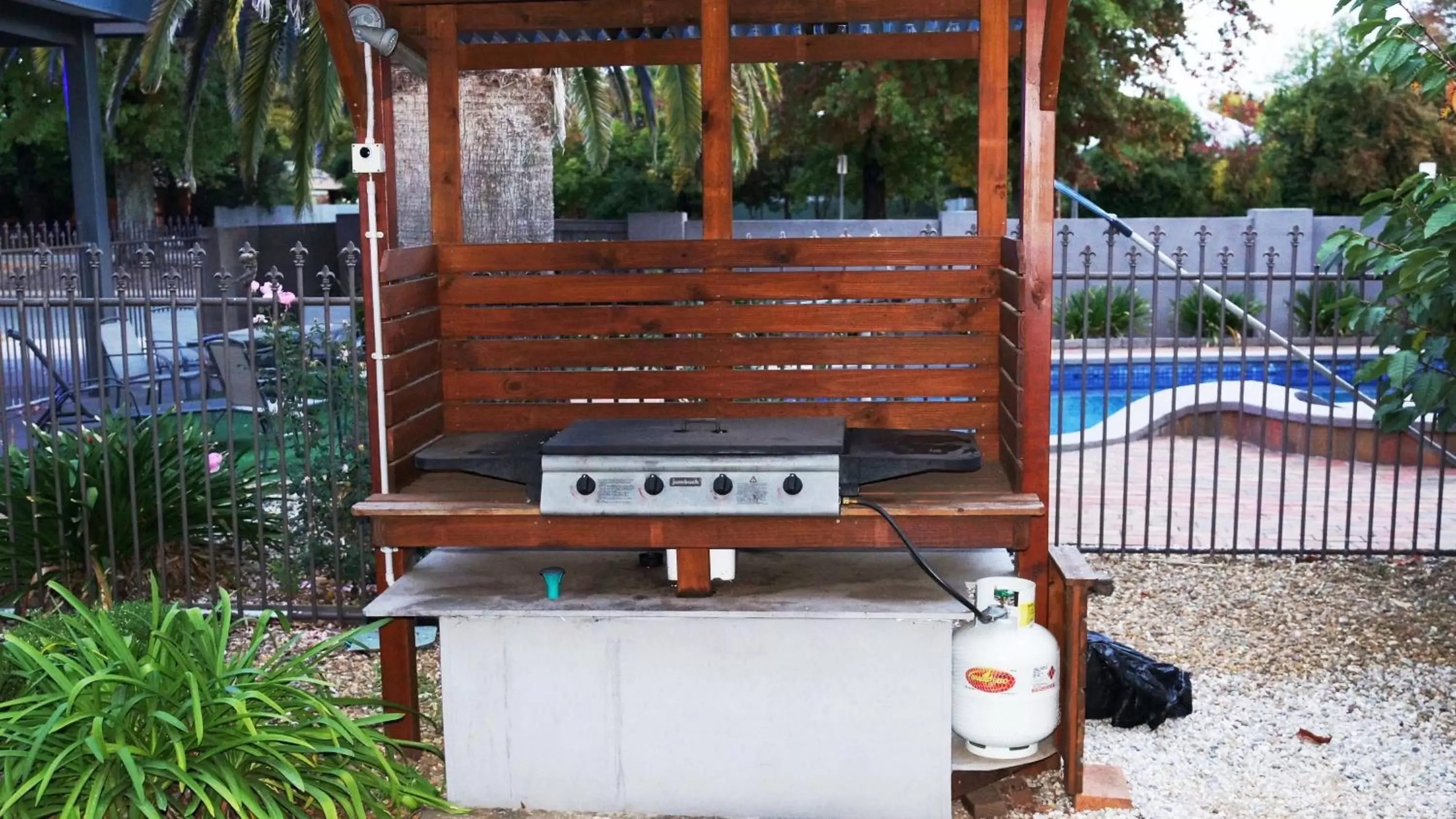 BBQ facilities in Golden Leaf Motel