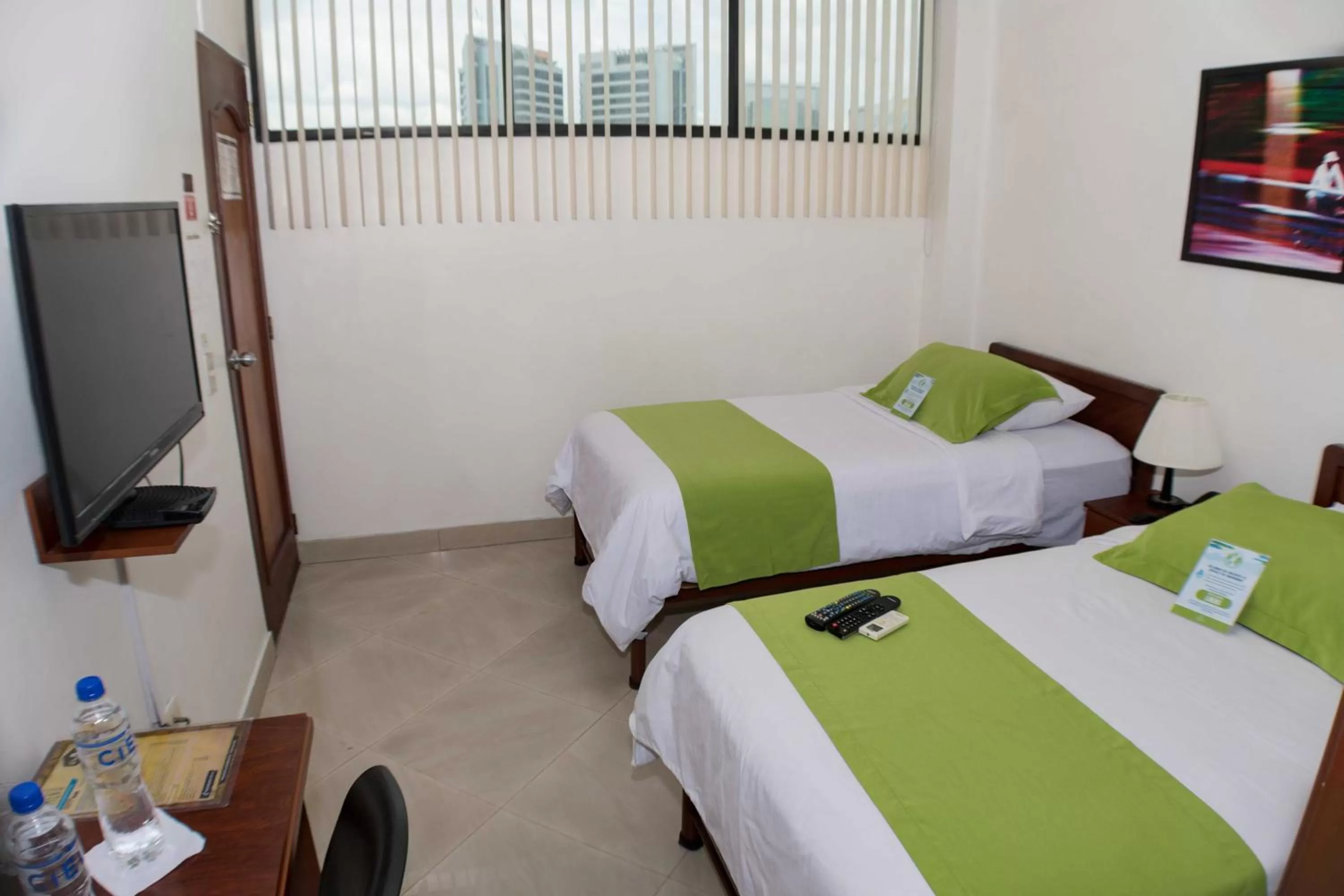 Bed in Hotel Castell - Cerca Del Aeropuerto