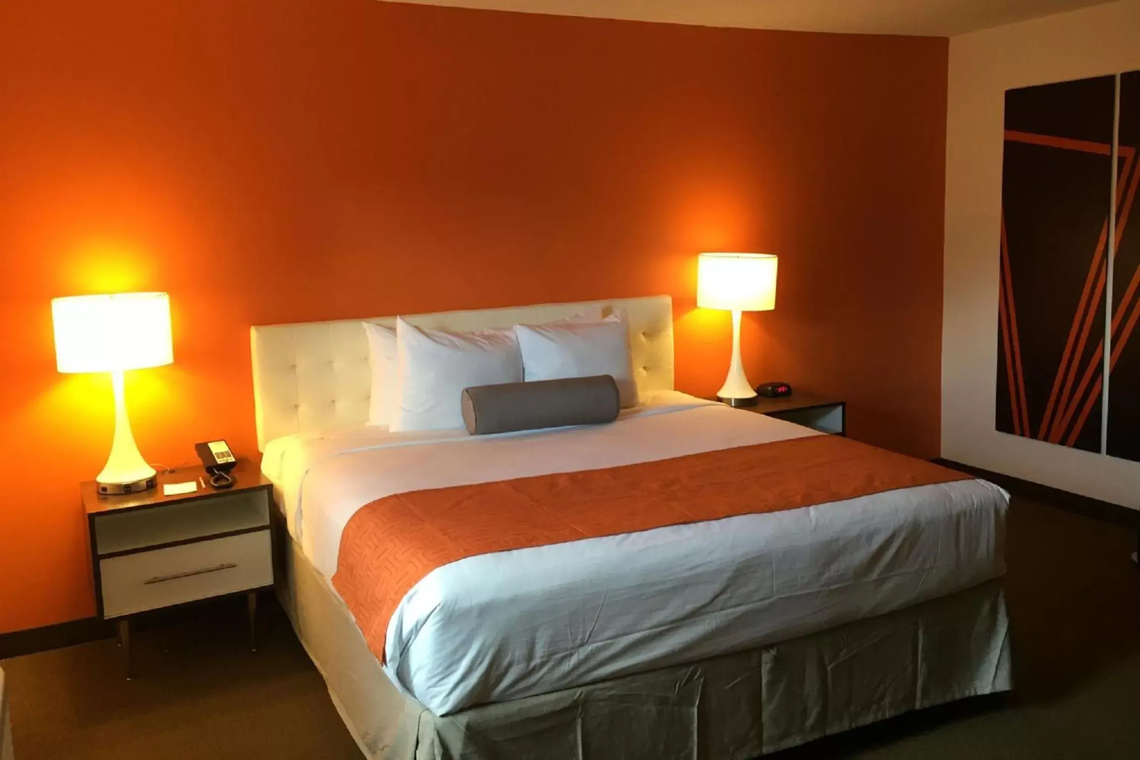 Bedroom, Bed in Howard Johnson by Wyndham Quincy/ Boston