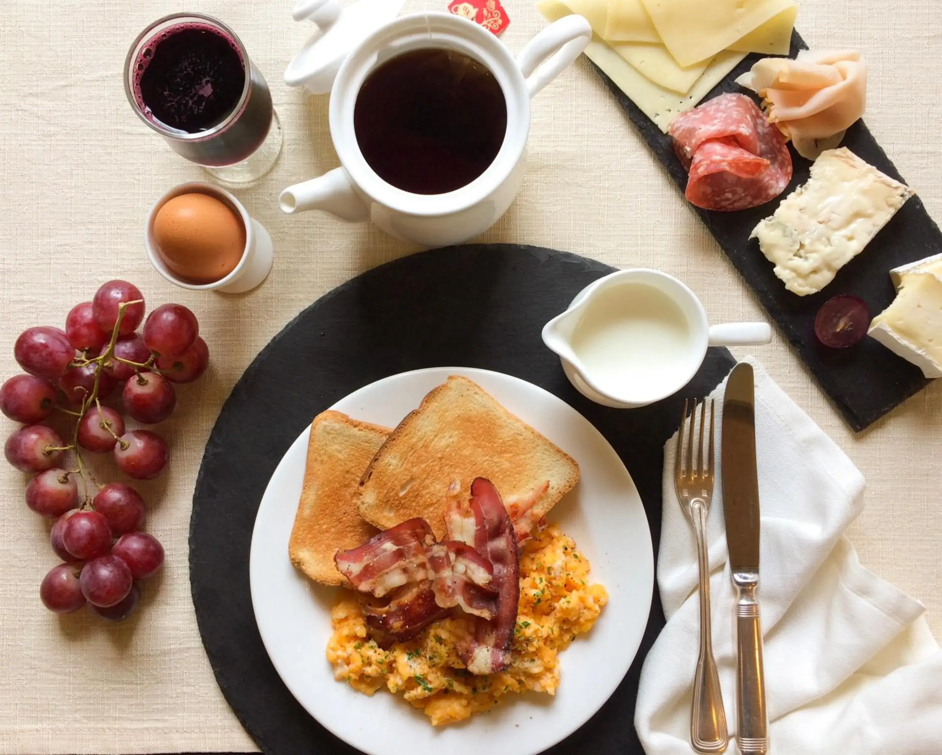 Lounge or bar, Breakfast in Hotel Senator