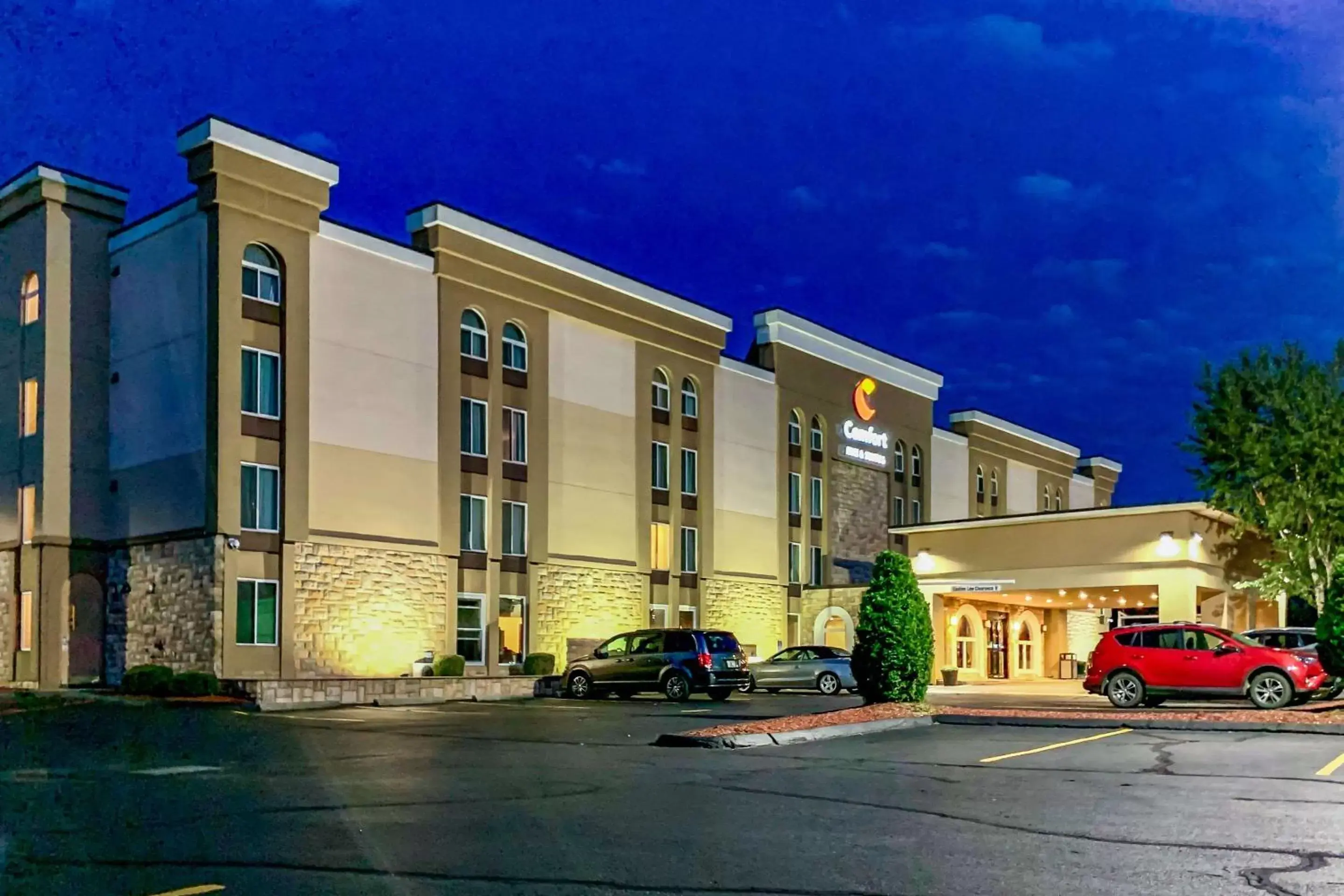 Property Building in Comfort Inn and Suites East Hartford