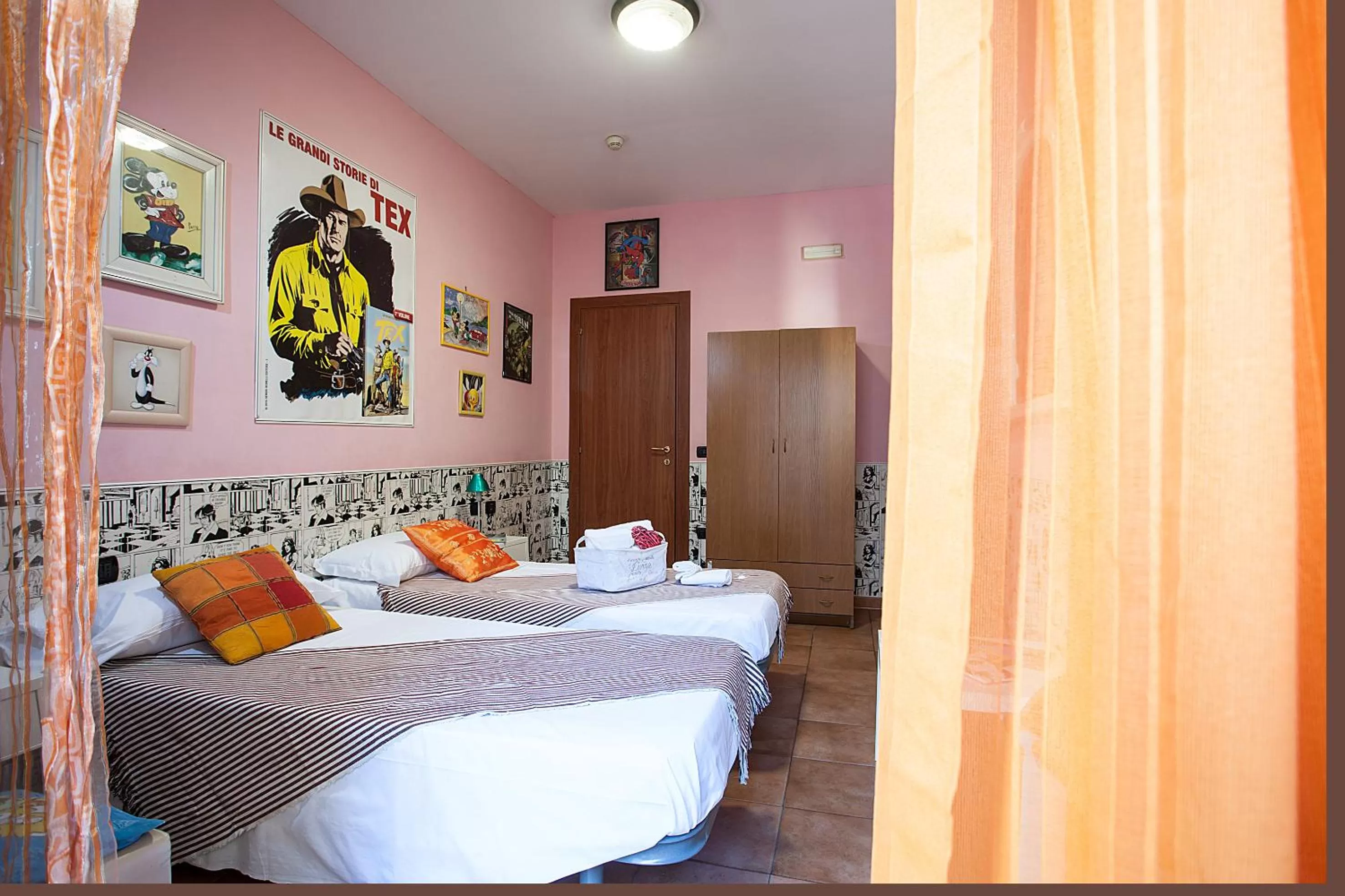 Photo of the whole room in Hotel Cineholiday