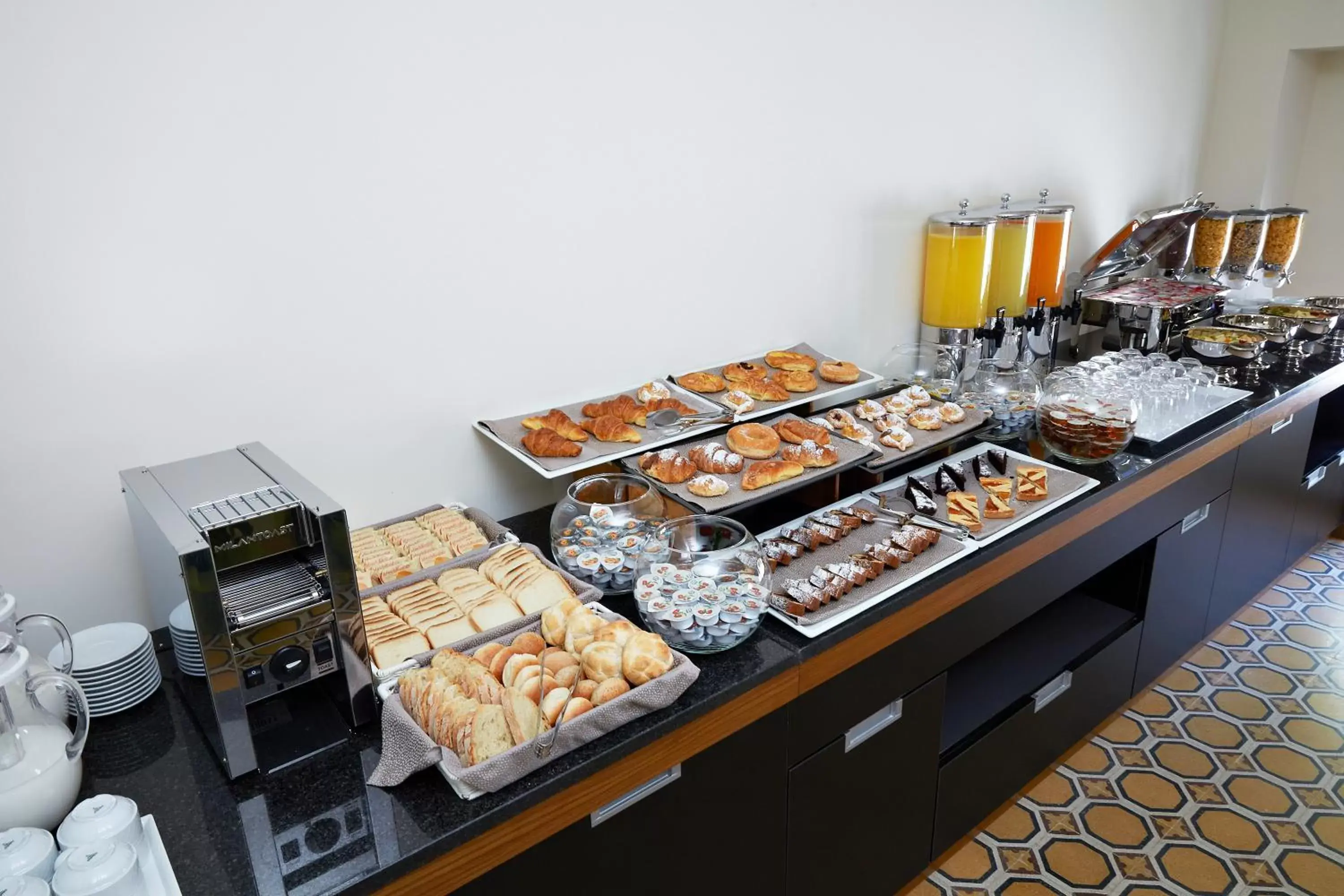 Continental breakfast, Food in Hotel The Building