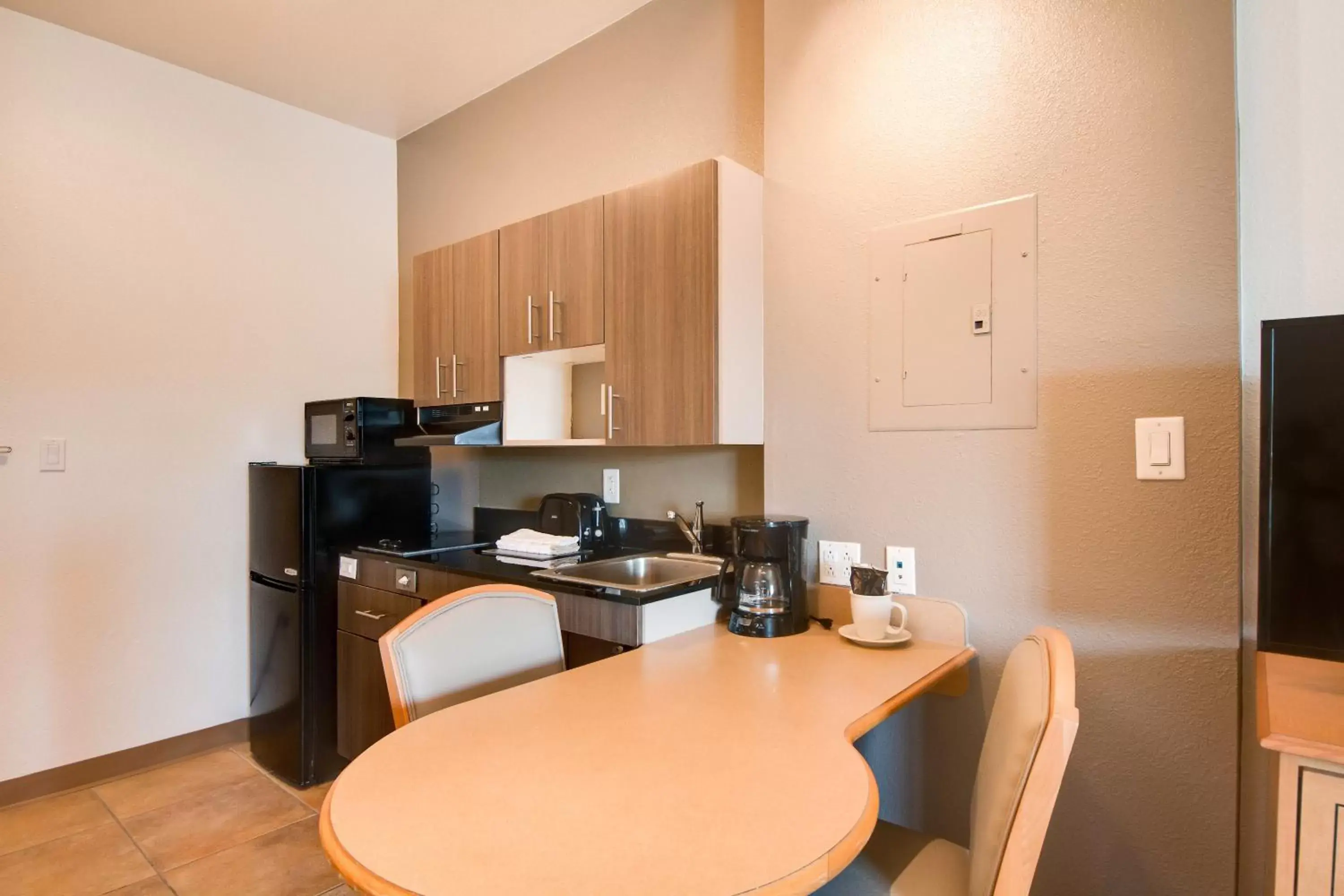 Dining area, Kitchen/Kitchenette in Motel 6-Brownsville, TX