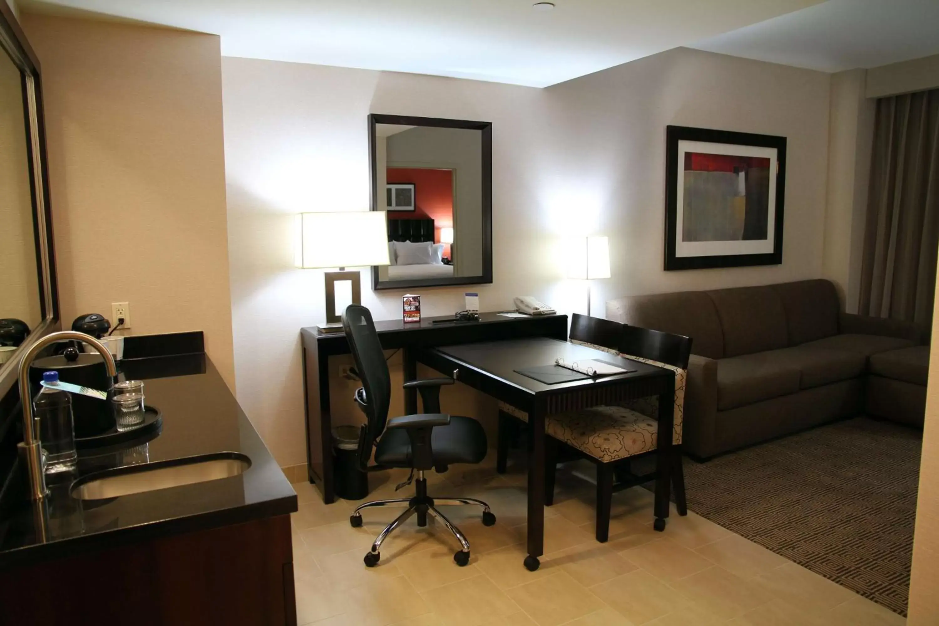 Living room in Embassy Suites Ontario - Airport