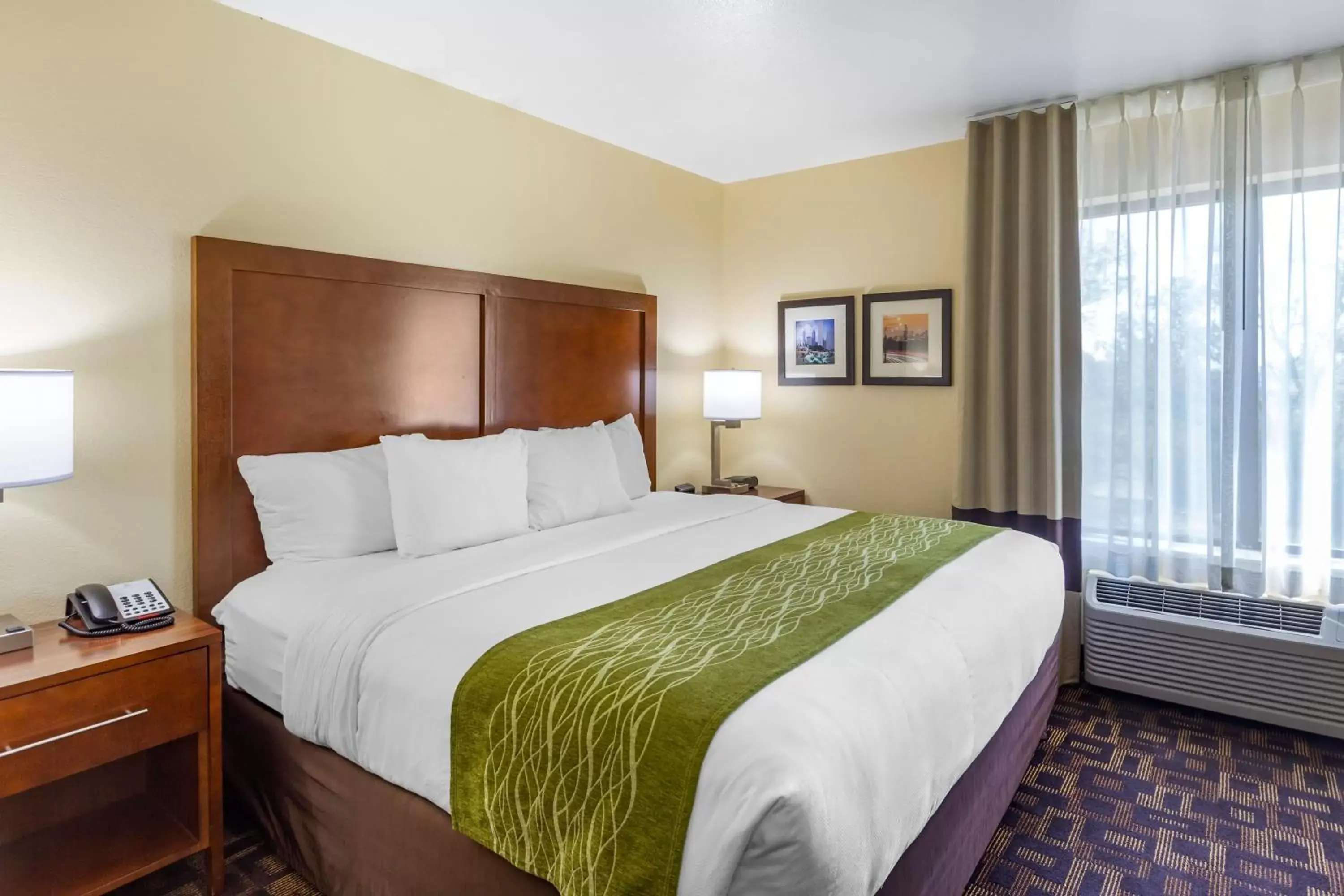 Bed in Comfort Inn & Suites North Aurora - Naperville