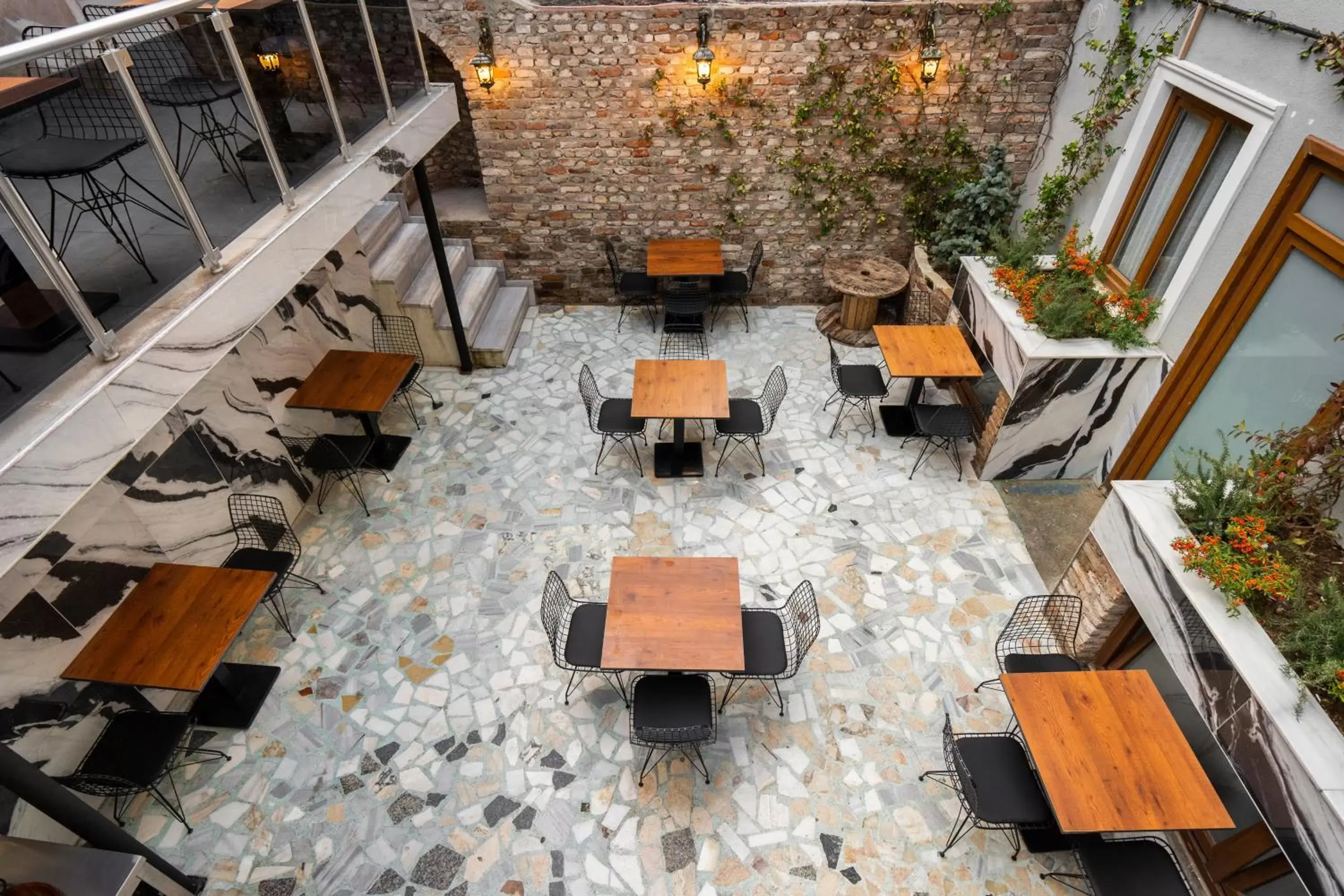 Patio, Restaurant/Places to Eat in Castillo Rojo Hotel Istanbul