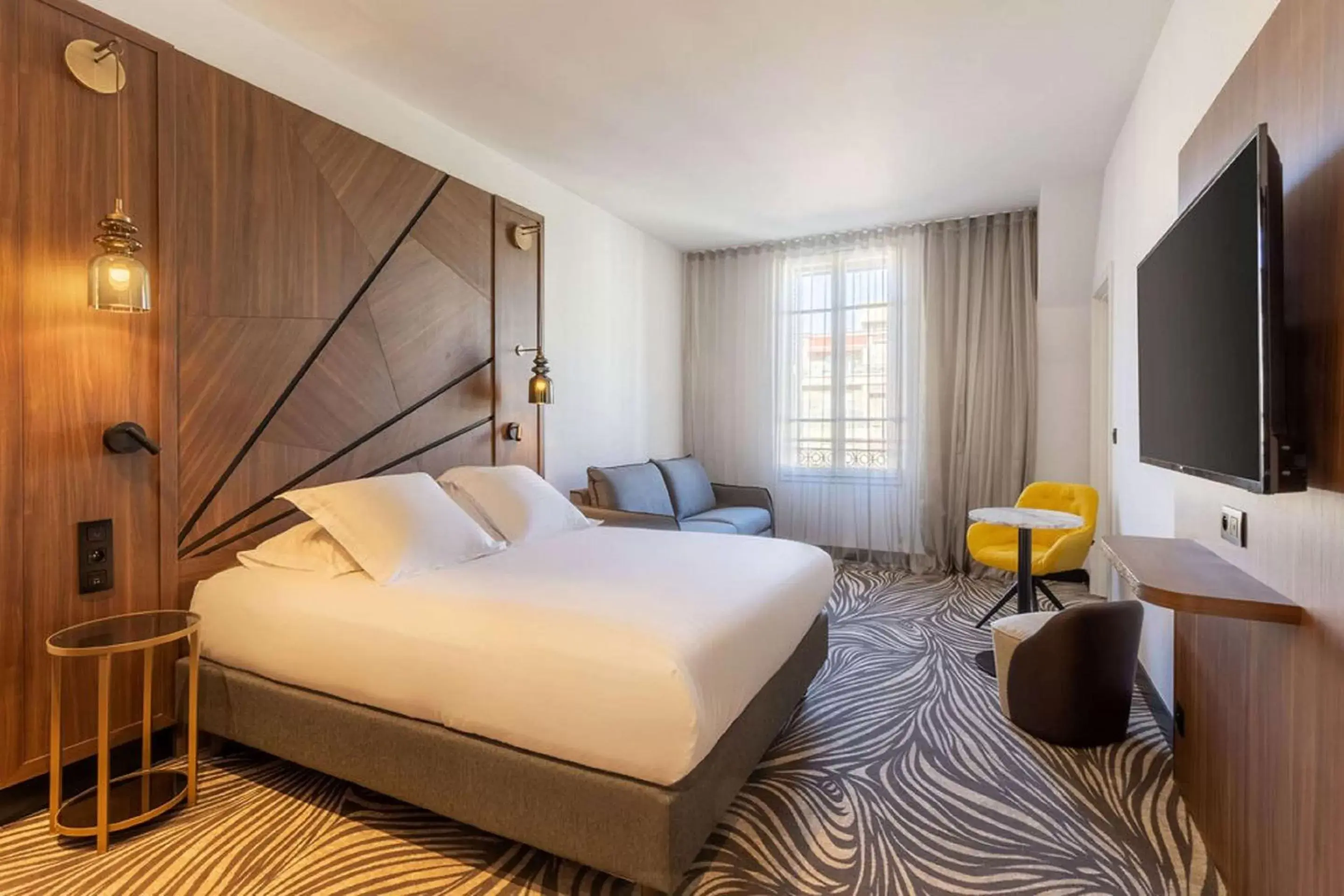 Photo of the whole room, Bed in Hôtel Apollinaire Nice Photo of the whole room, Bed in Hôtel Apollinaire Nice