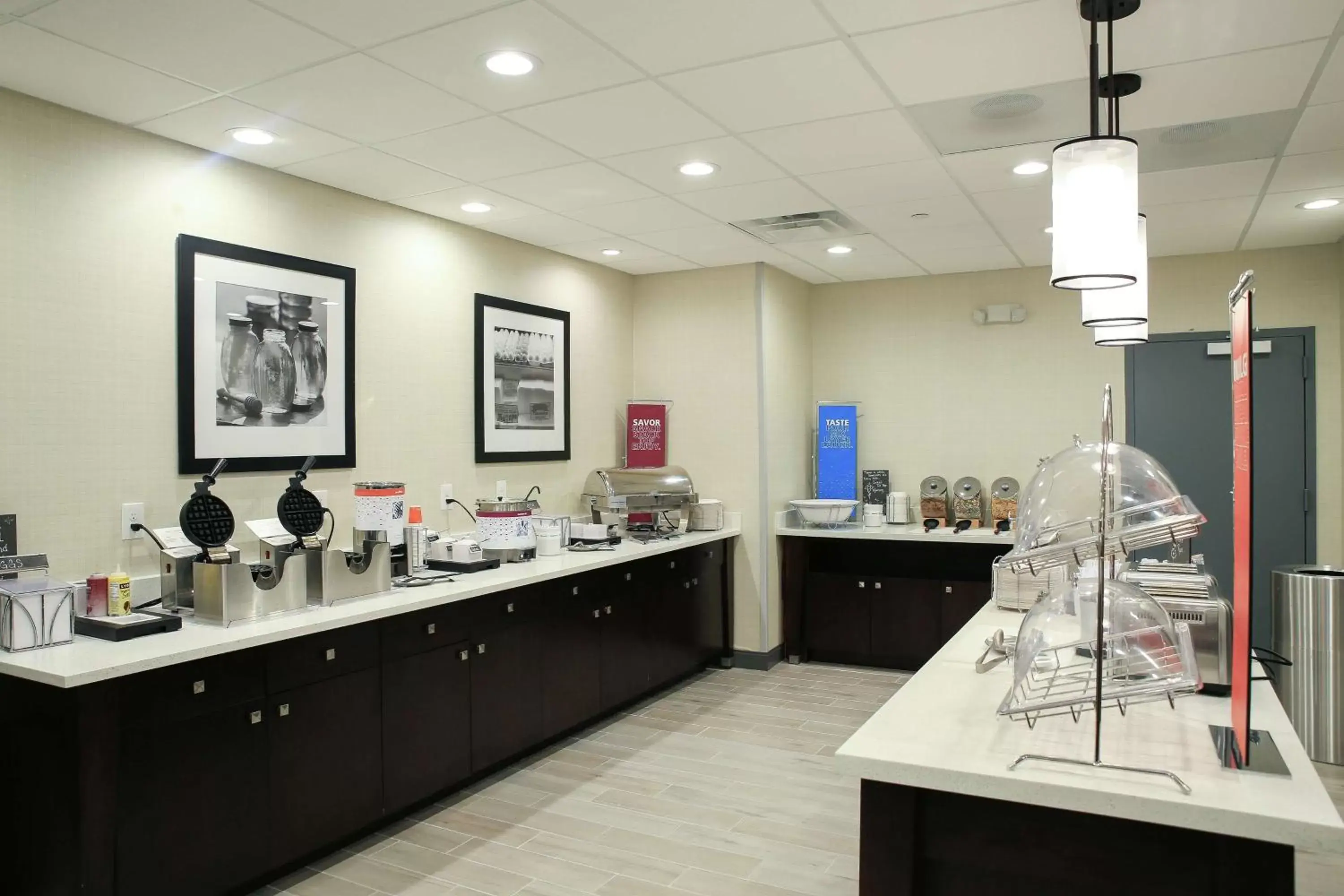 Dining area, Restaurant/Places to Eat in Hampton Inn & Suites Mount Laurel/Moorestown