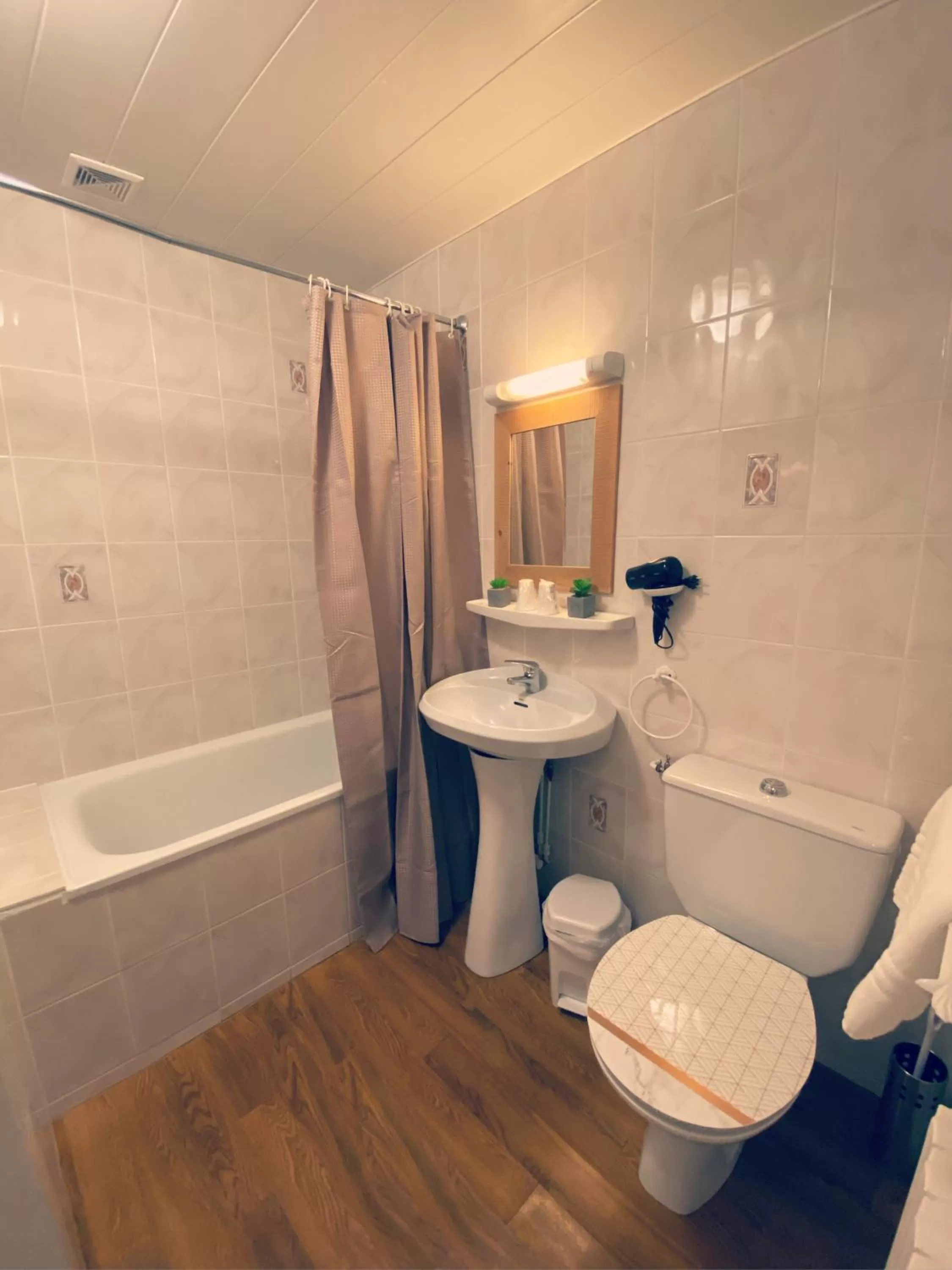 Bathroom in Hôtel Restaurant "La Petite Auberge"